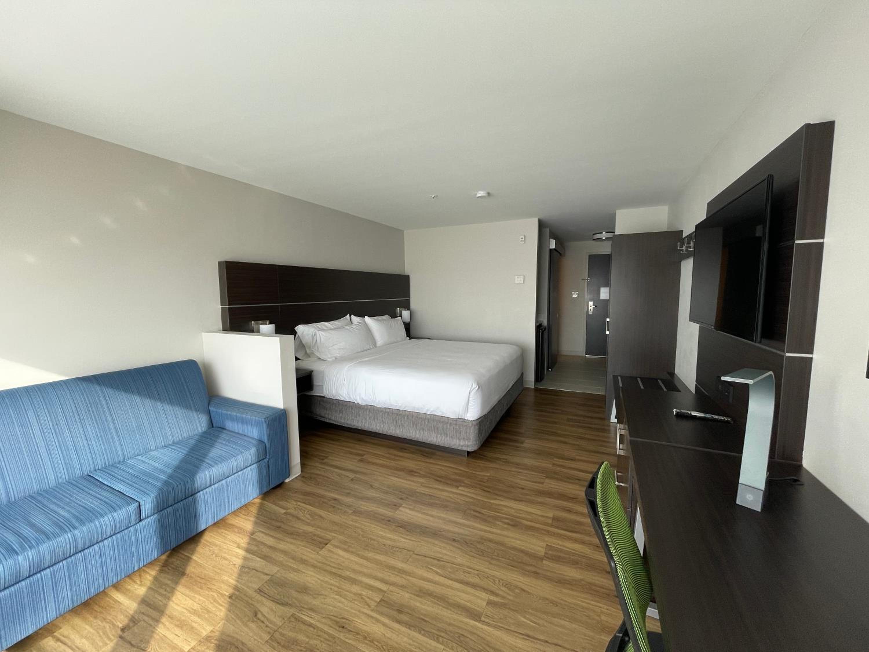 Standard King Room with Sofa Bed photo 1