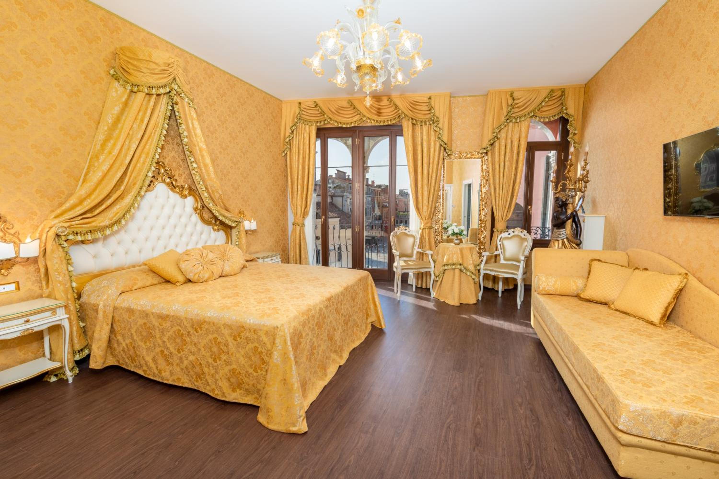 Suite with Balcony and Canal View