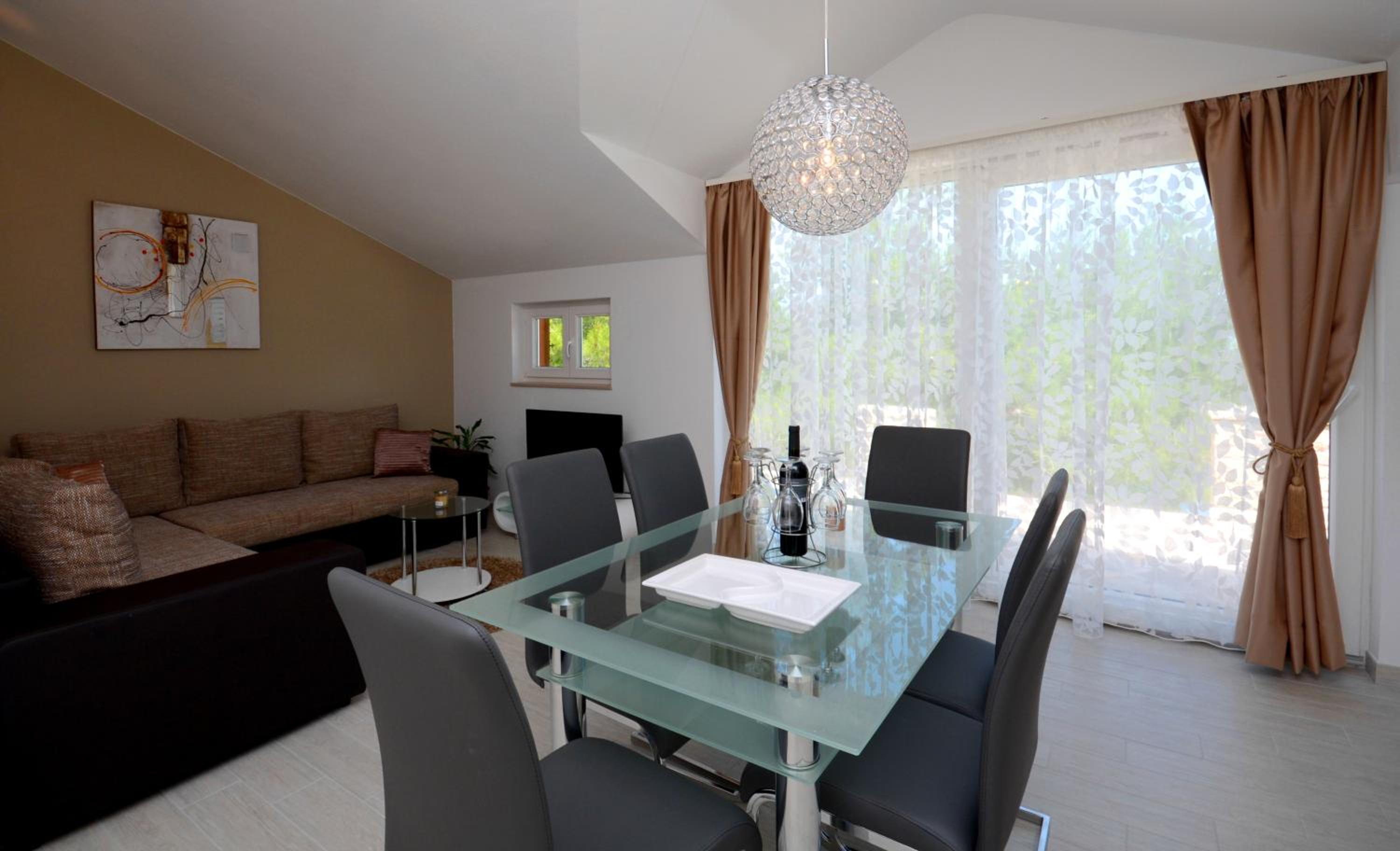 Deluxe Two-Bedroom Apartment with Sea View photo 3