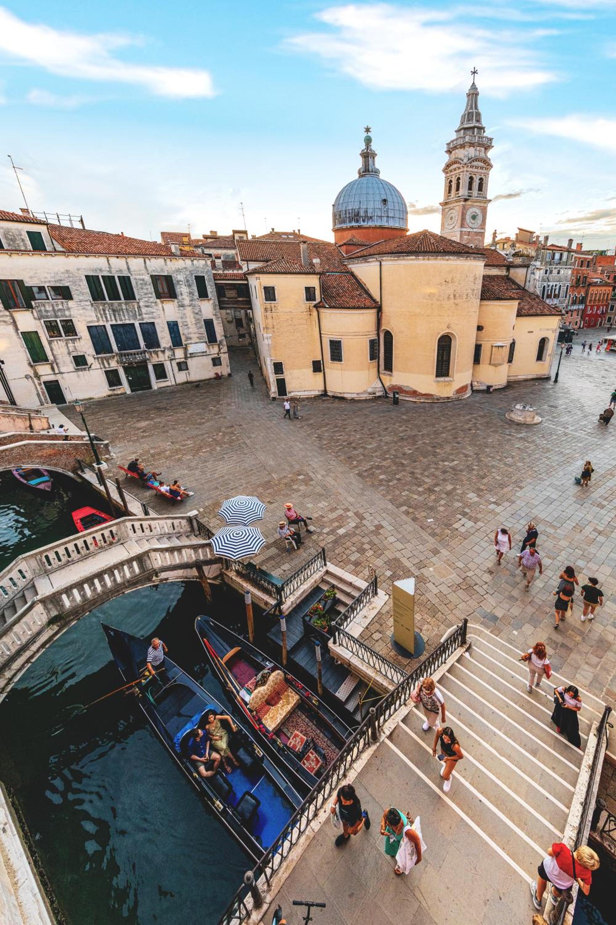 Suite with Balcony and Canal View photo 2