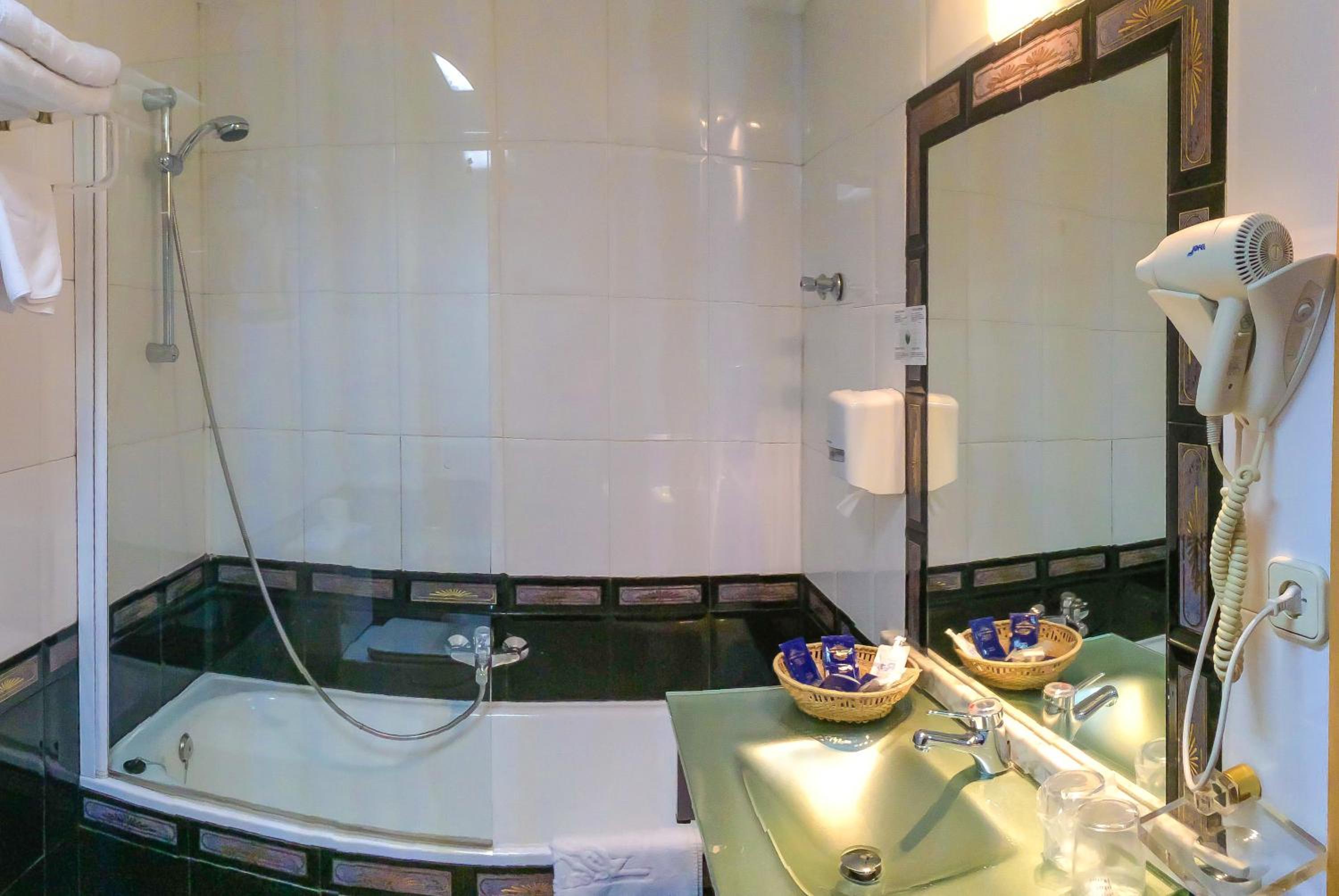 Twin Room with Extra Bed photo 3