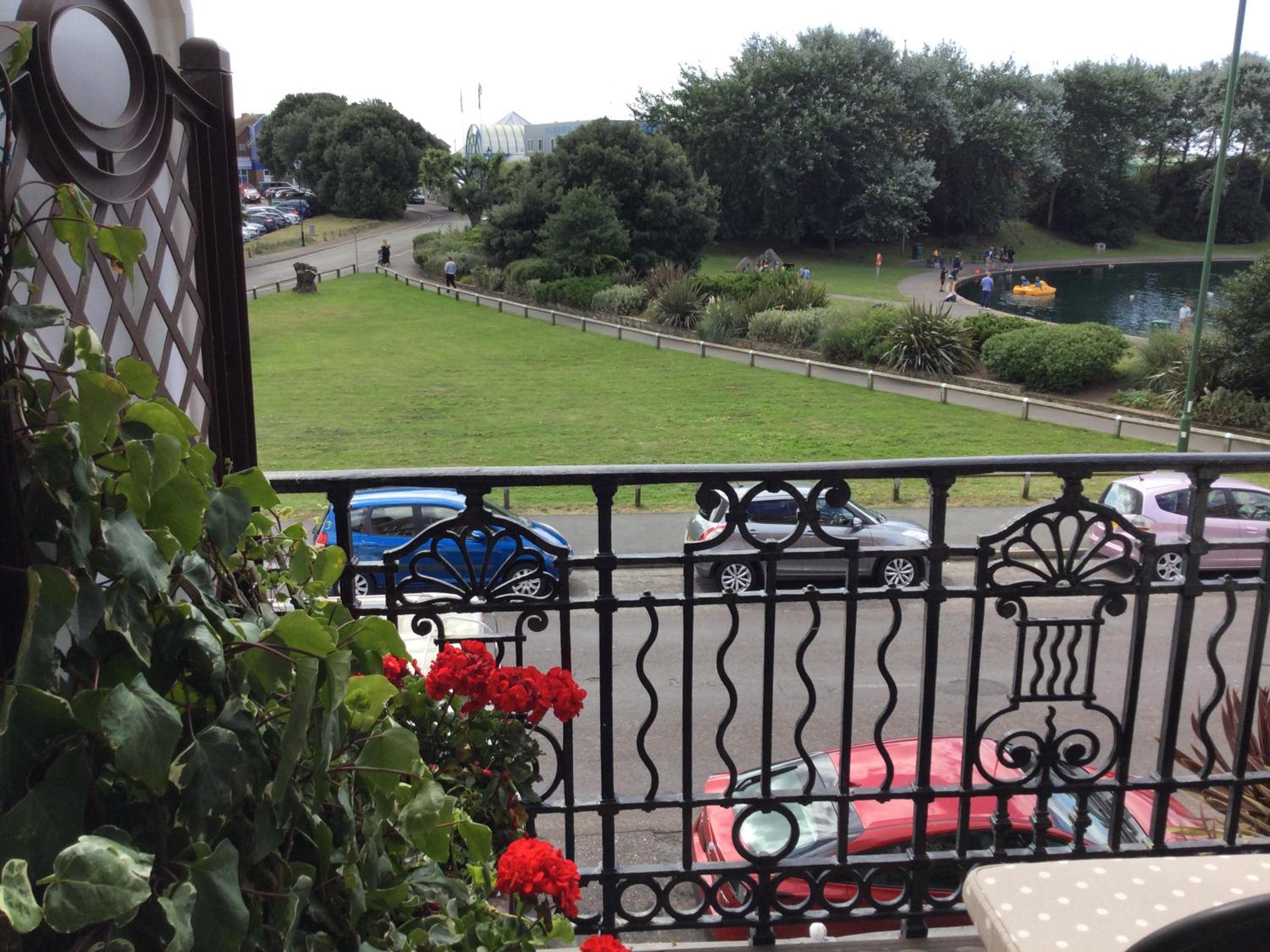 Deluxe King Room with Sea View and Balcony photo 2