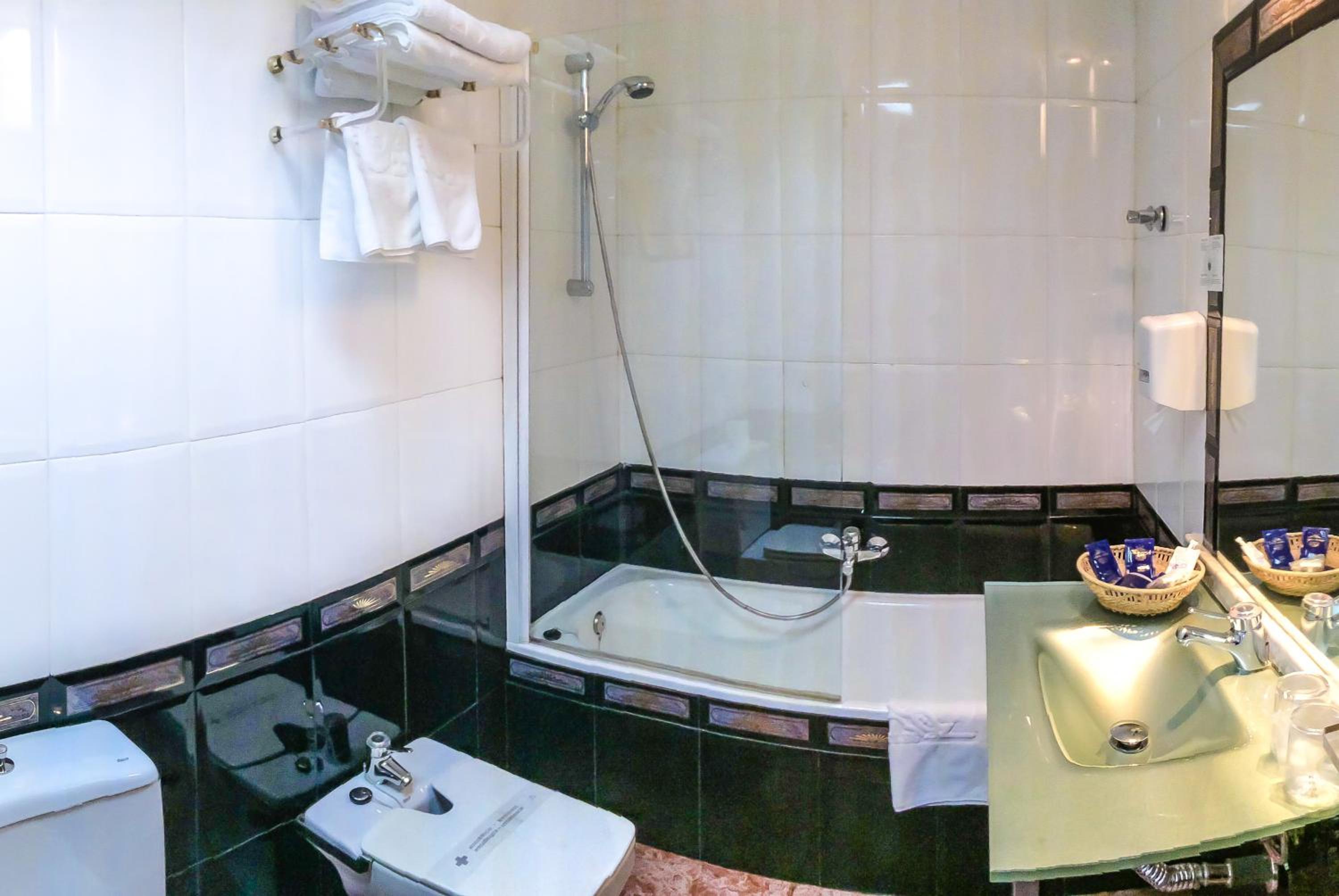 Twin Room with Extra Bed photo 2