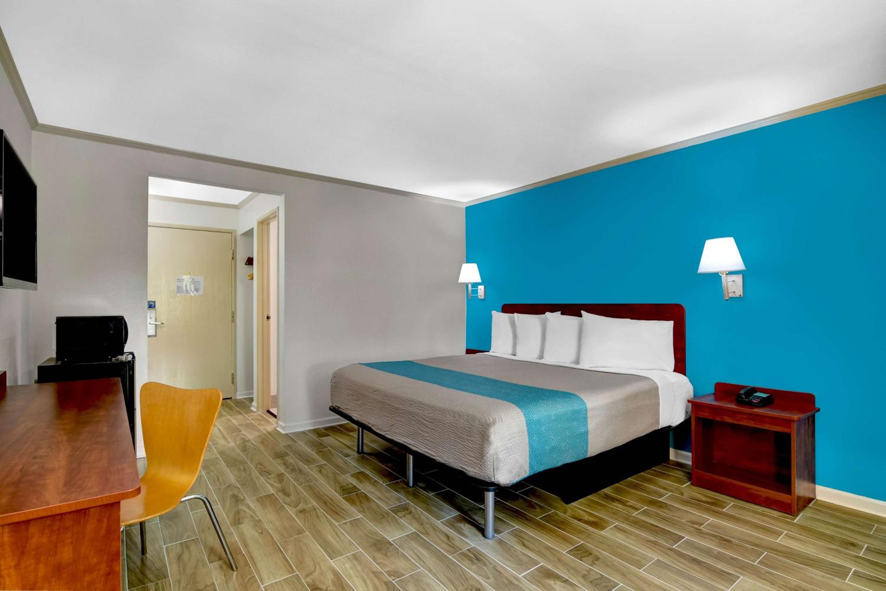 King Room - Non-Smoking - Photo 1