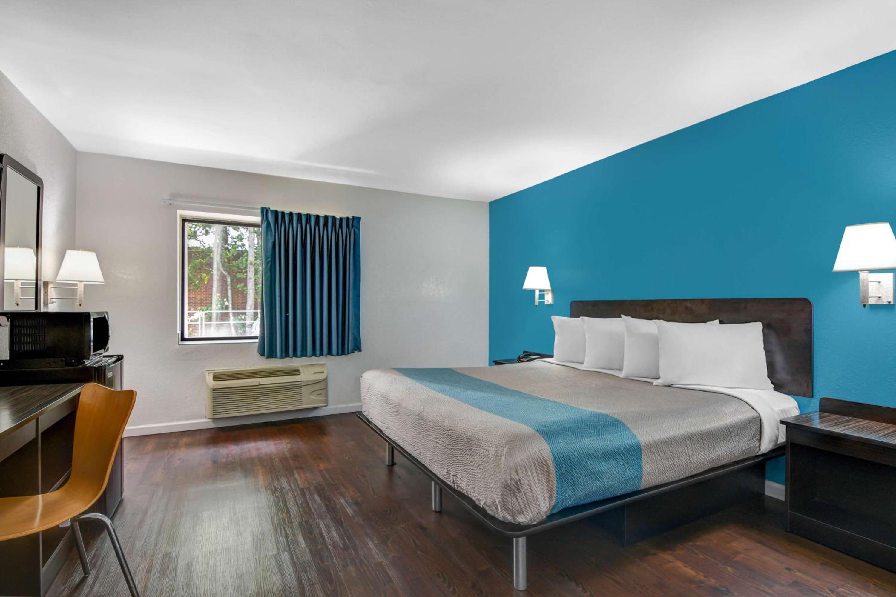 King Room - Disability Access - Non-Smoking - Photo 5