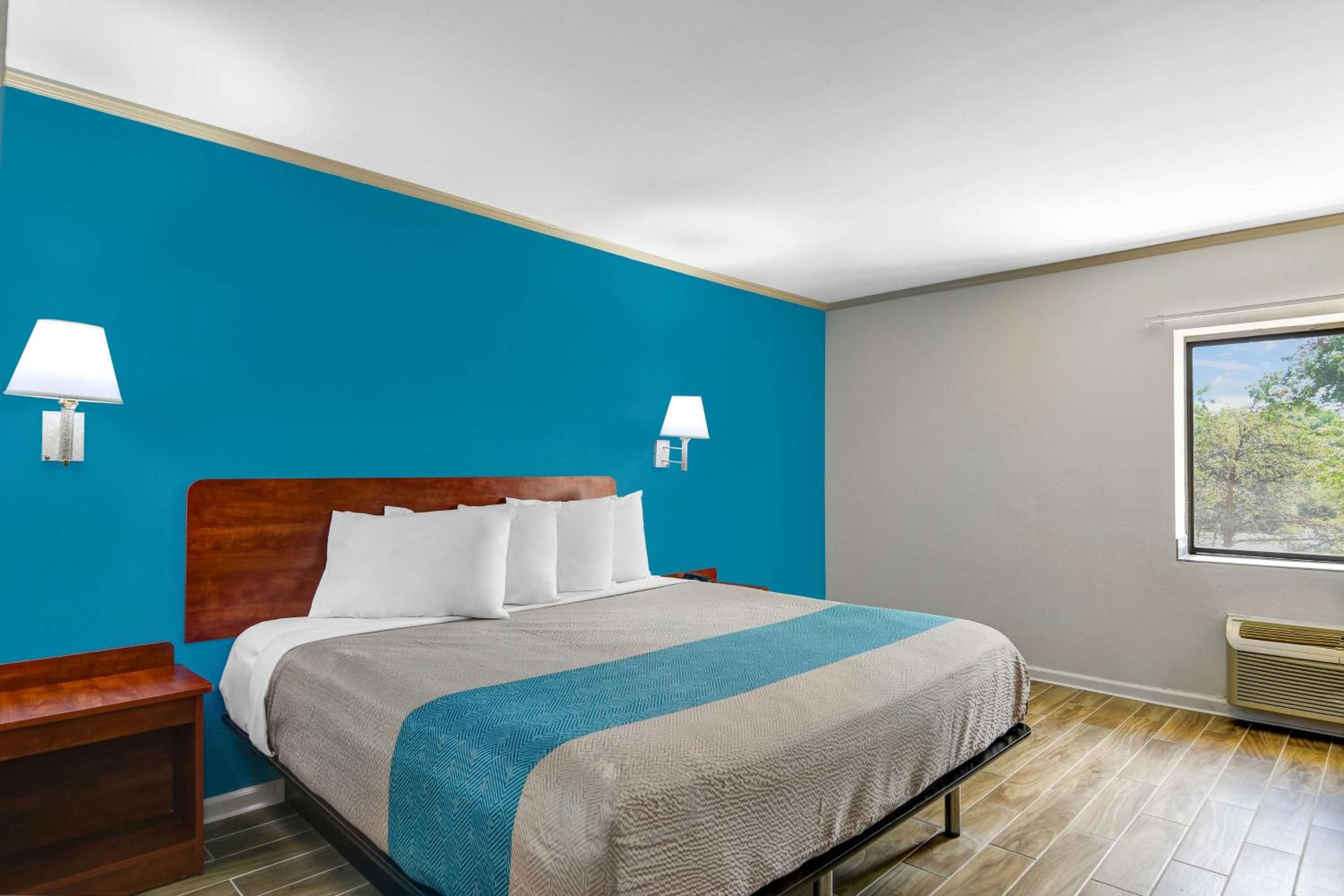 King Room - Non-Smoking - Photo 3