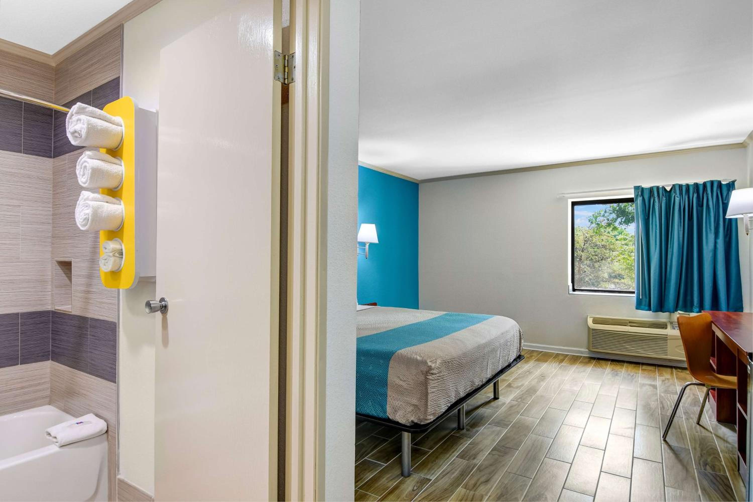 King Room - Non-Smoking - Photo 2