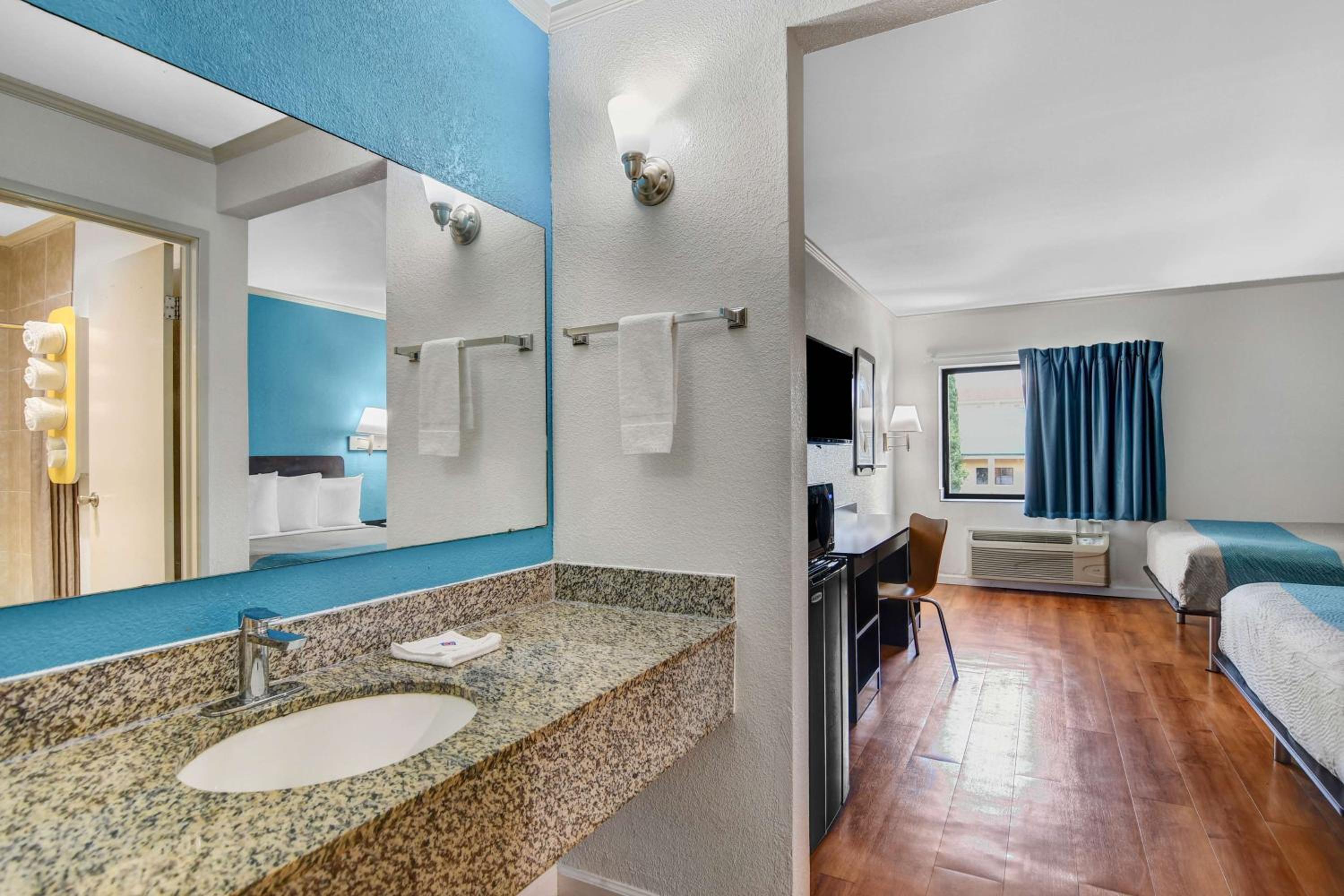 King Room - Disability Access - Non-Smoking - Photo 2
