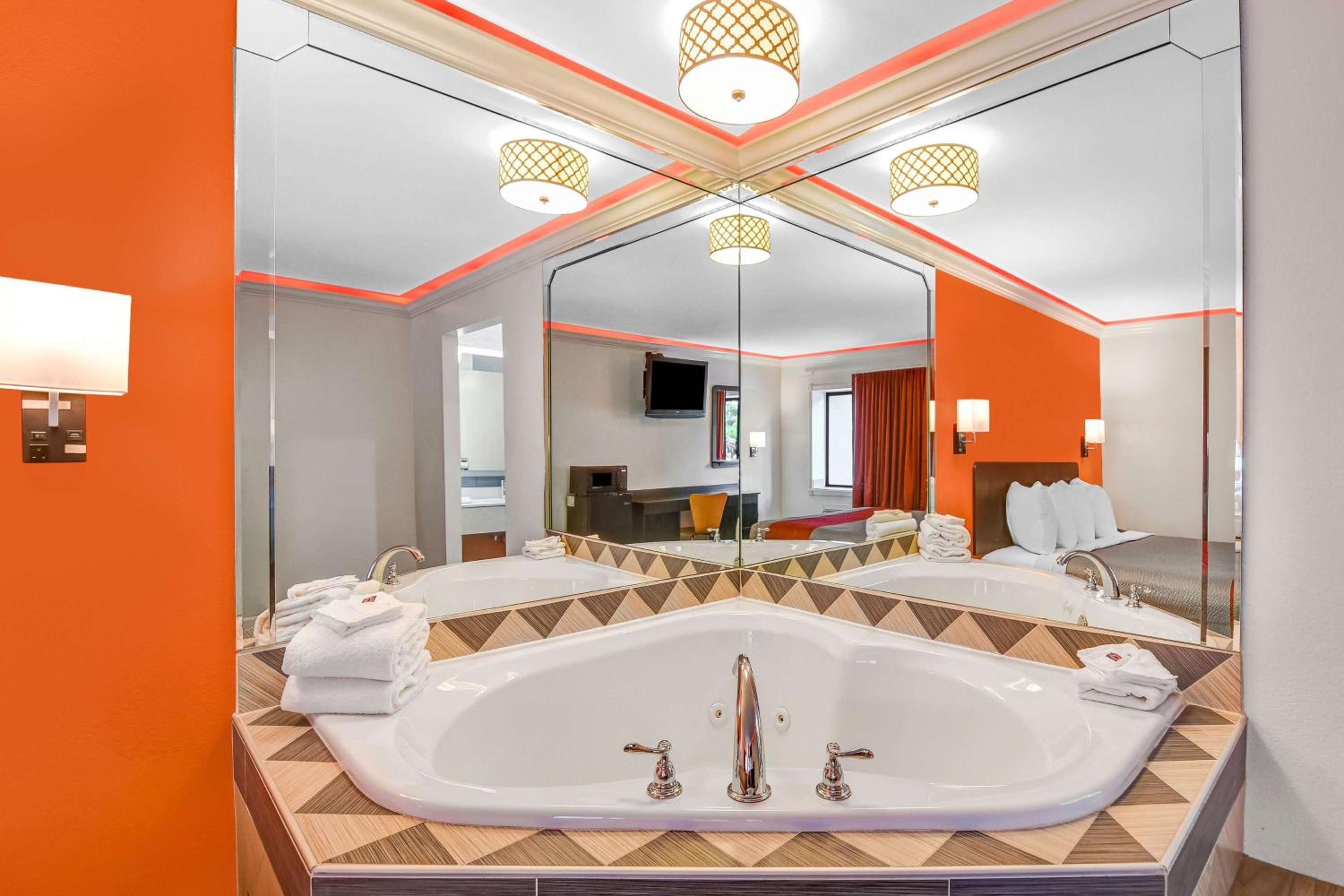 King Room with Spa Bath - Non-Smoking - Photo 5