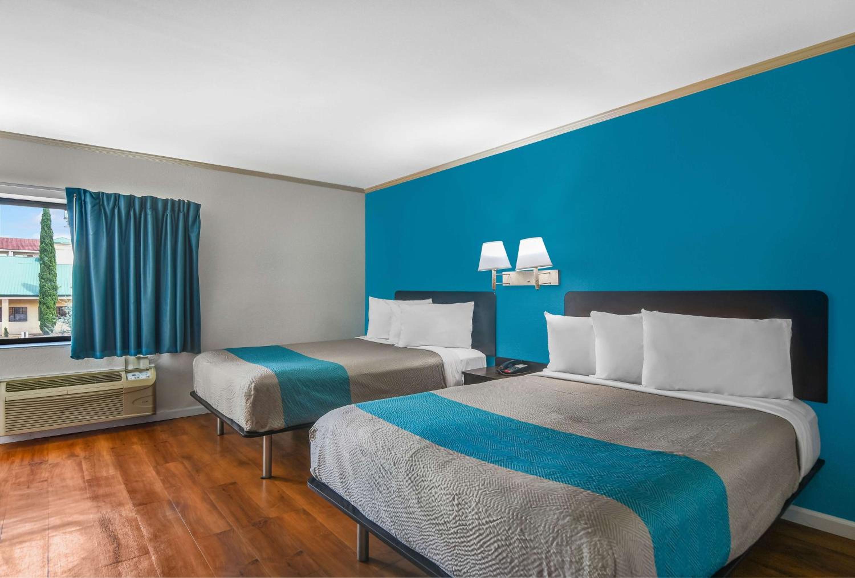 Quadruple Room - Non-Smoking - Photo 5