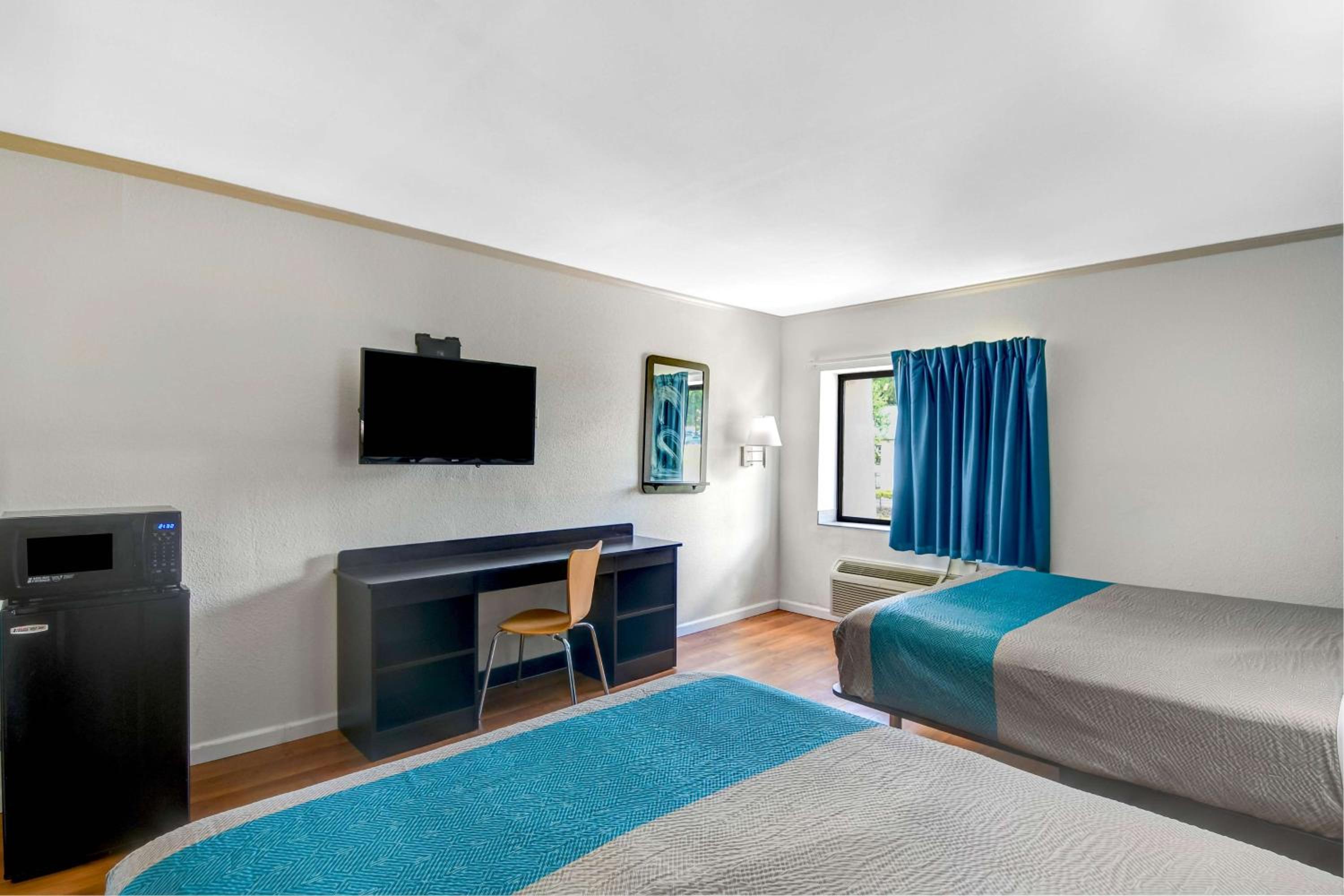 Quadruple Room - Non-Smoking - Photo 6