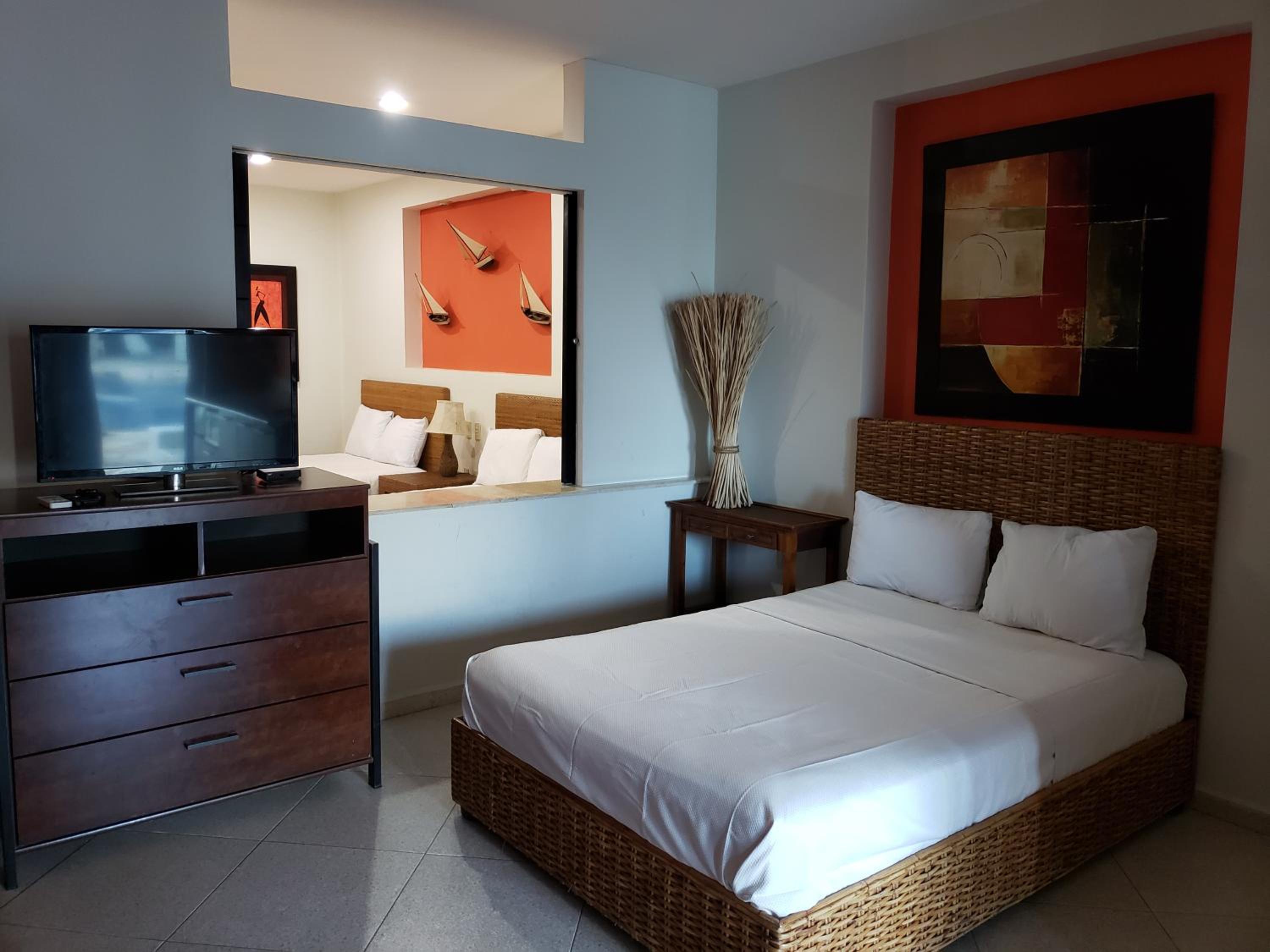 Junior Suite with Pool View photo 1