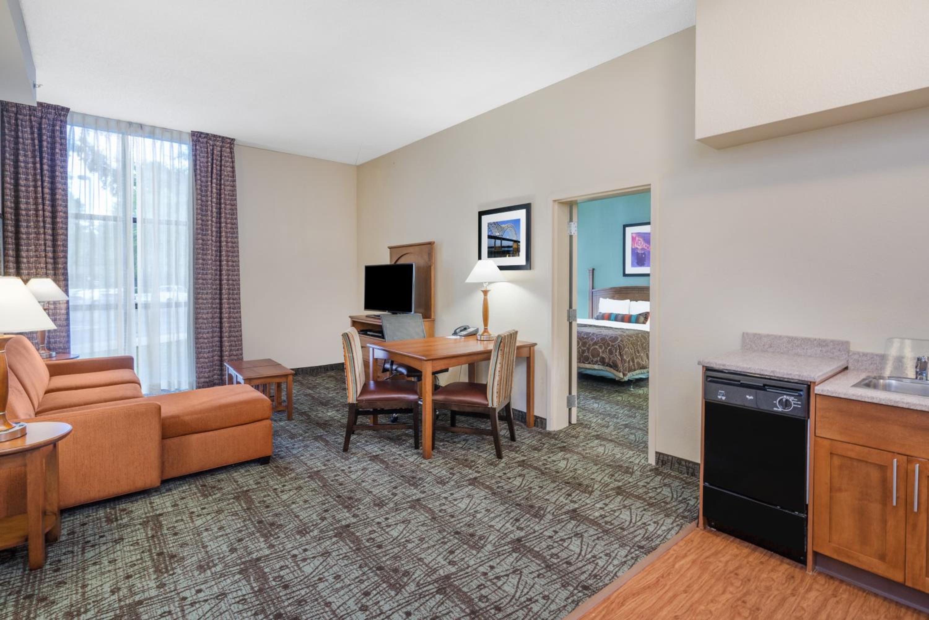 One-Bedroom King Suite with Communications Accessible Roll-In Shower - Photo 8