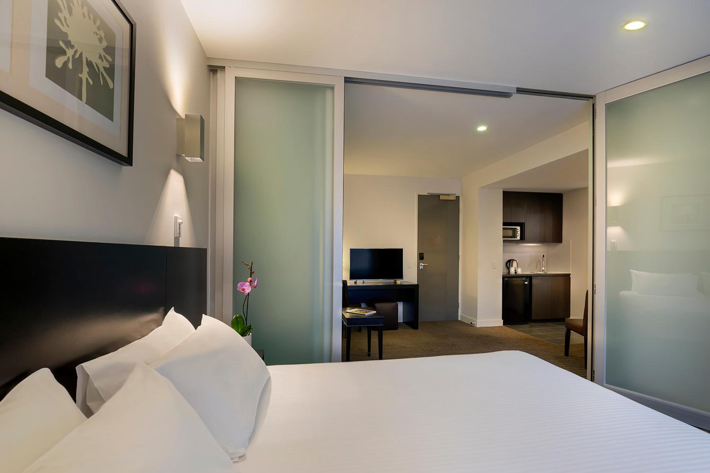 Deluxe King Suite with Spa Bath - Photo 1