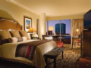 Premier Room 1 King Bed - Photo 2