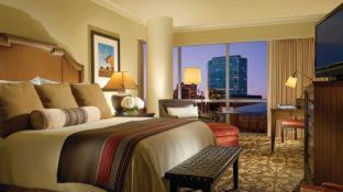 Premier Room 1 King Bed - Photo 3
