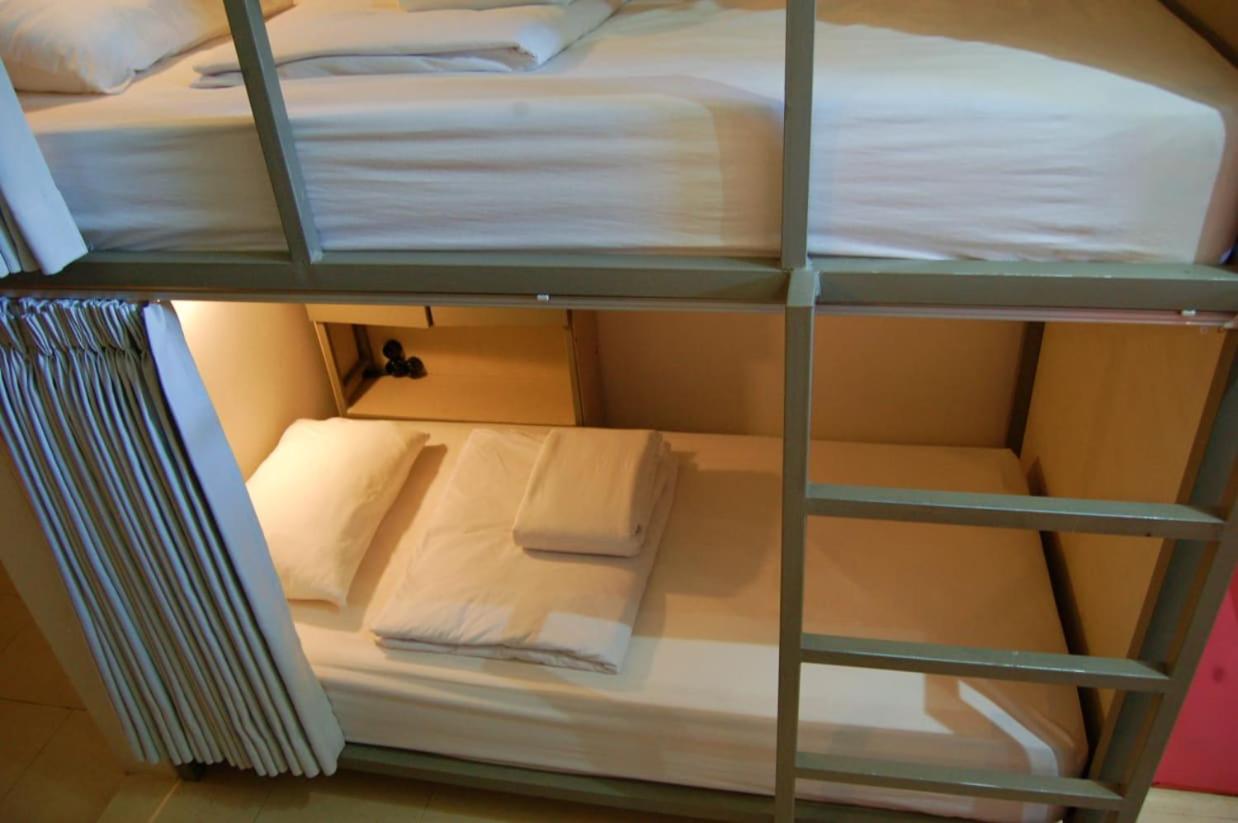 Bed in 8-Bed Mixed Dormitory Room photo 1