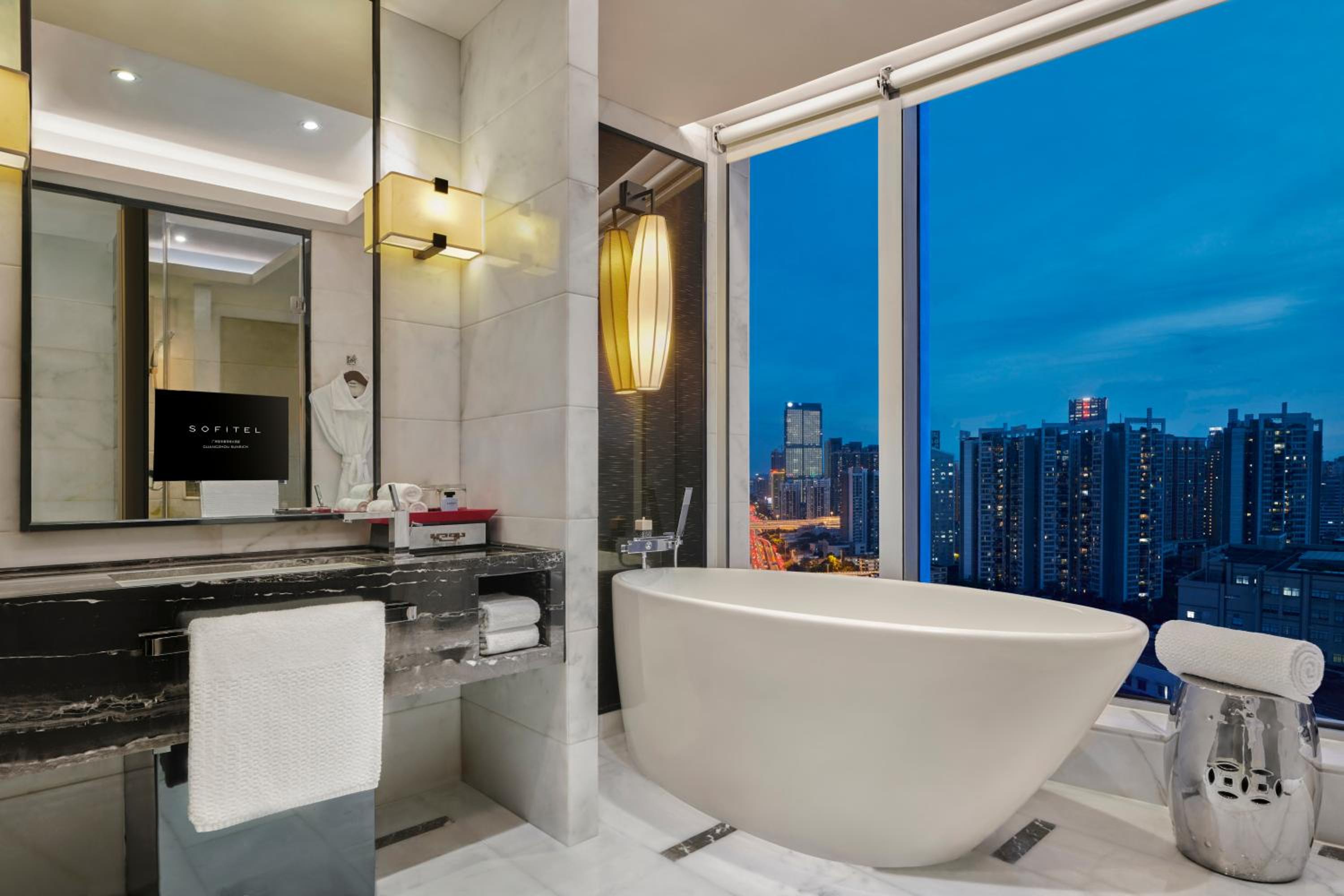 Luxury King Room - Photo 5