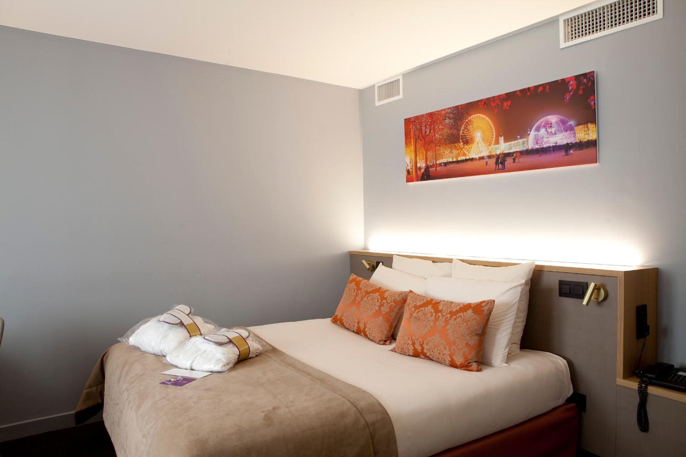 Privilege Double Room with Sofa Bed - Photo 9