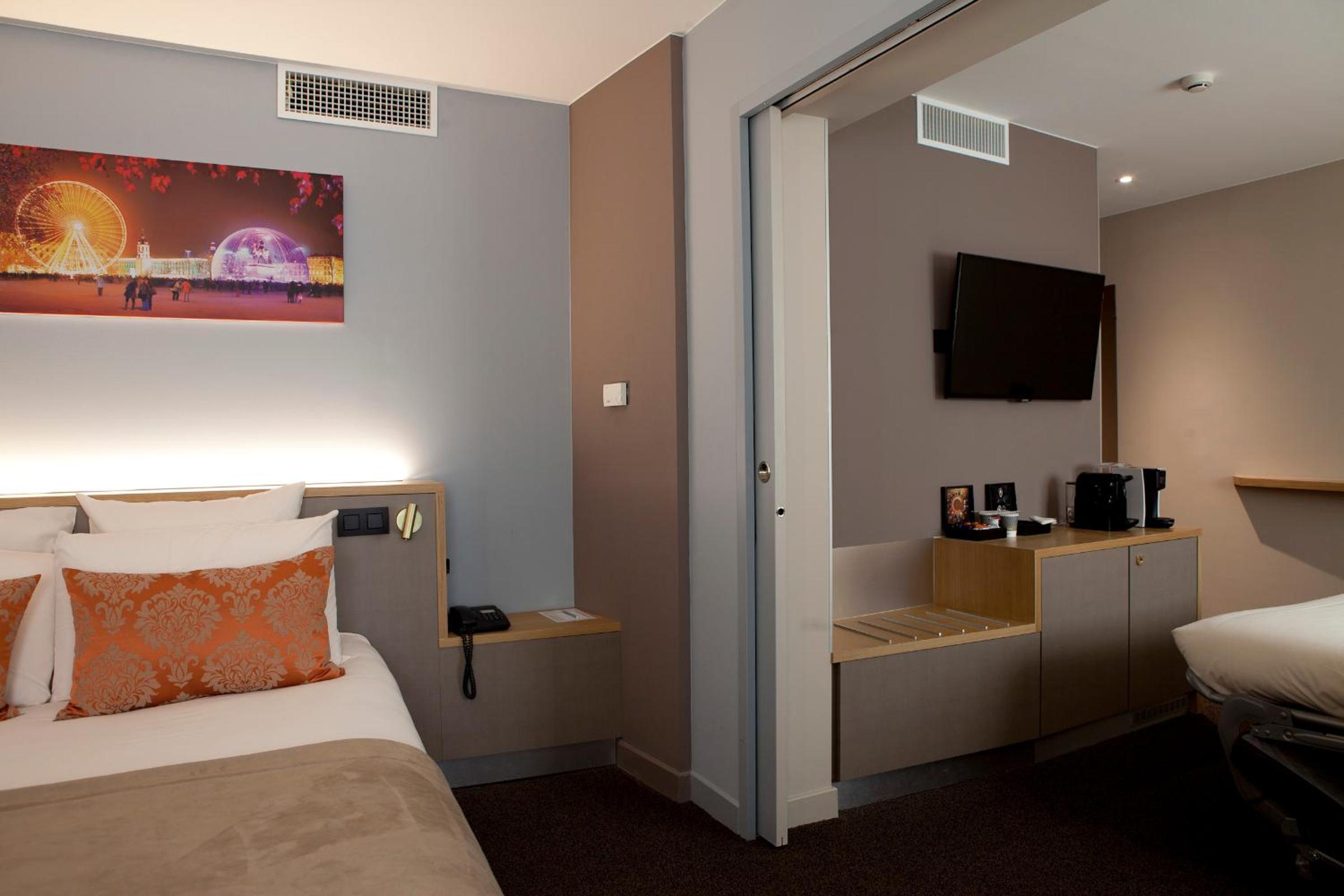 Privilege Double Room with Sofa Bed - Photo 8