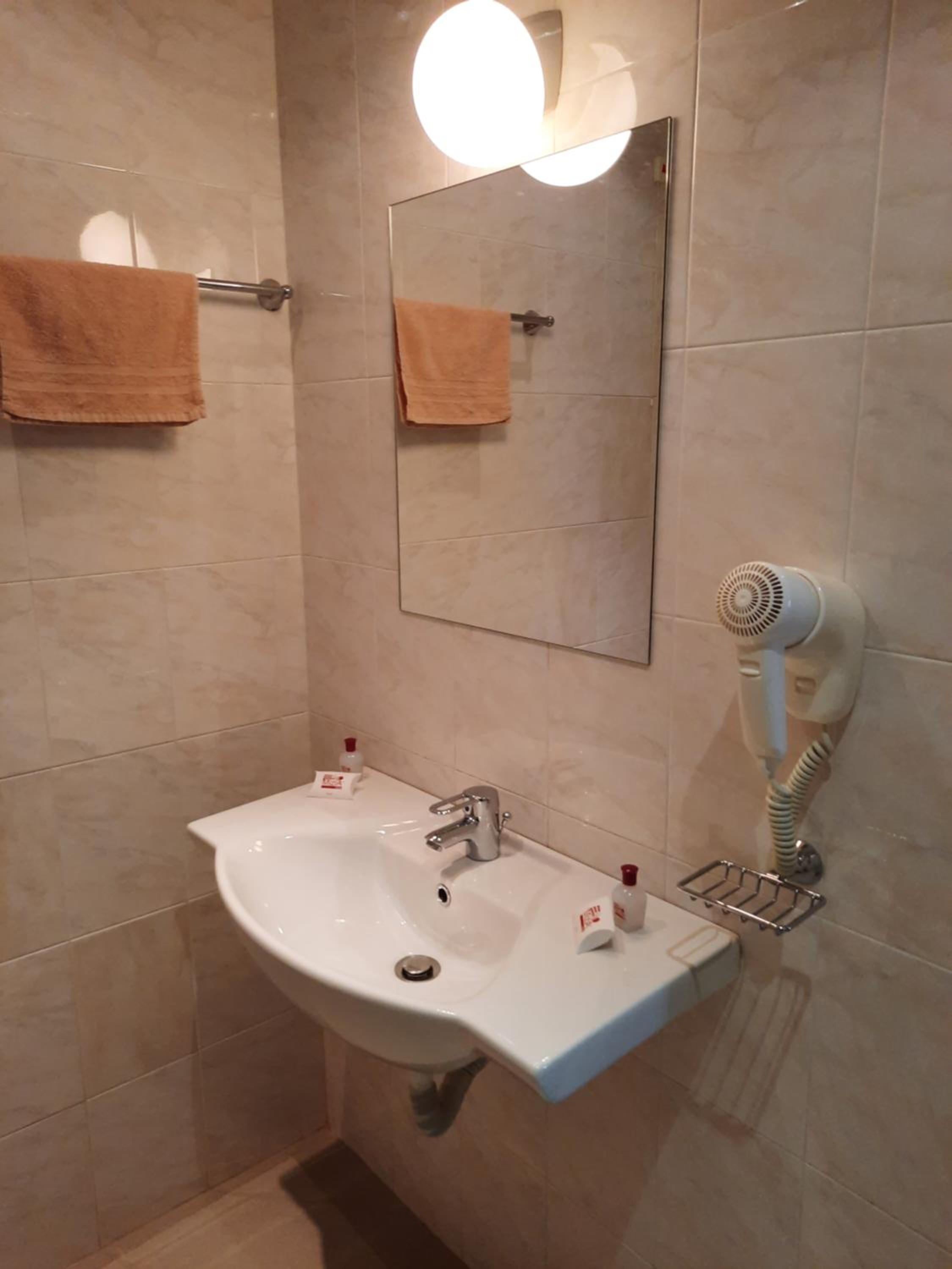 Double Room - Photo 7