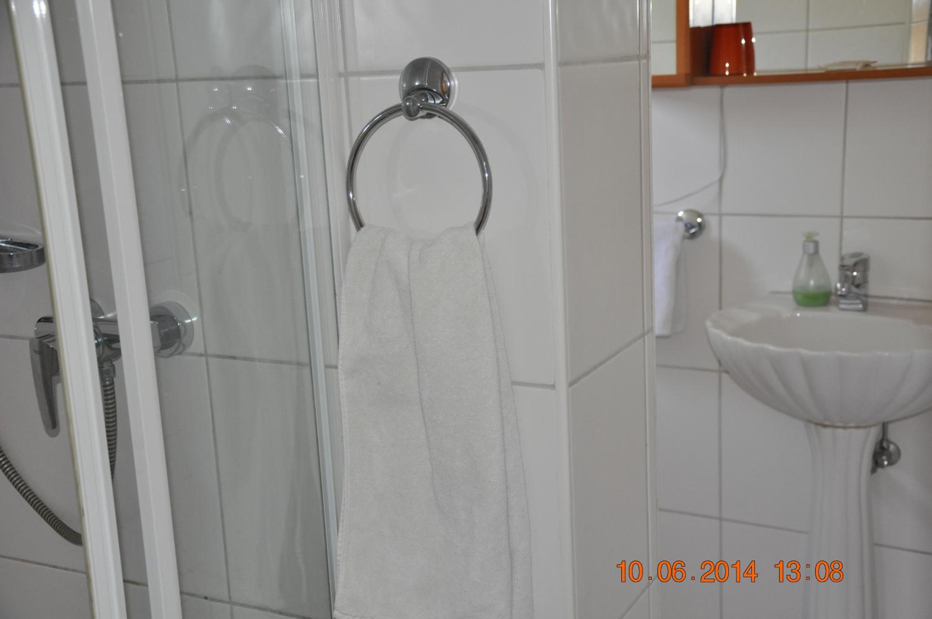 Standard Twin Room - Photo 7