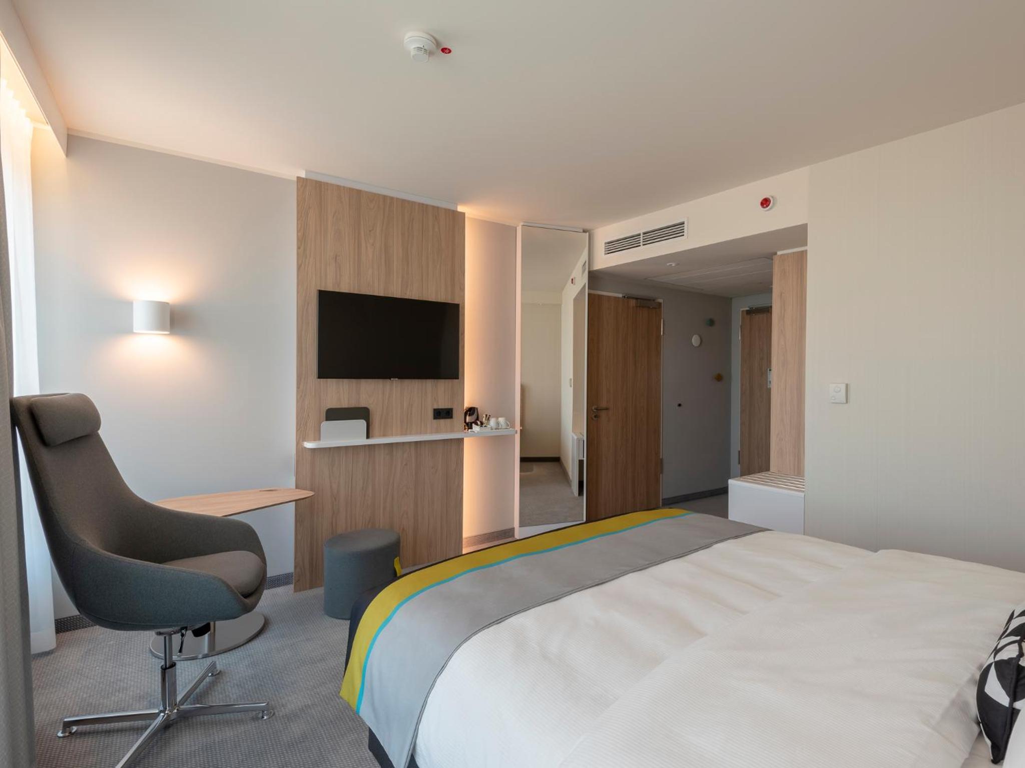 Standard Queen Room - Photo 8