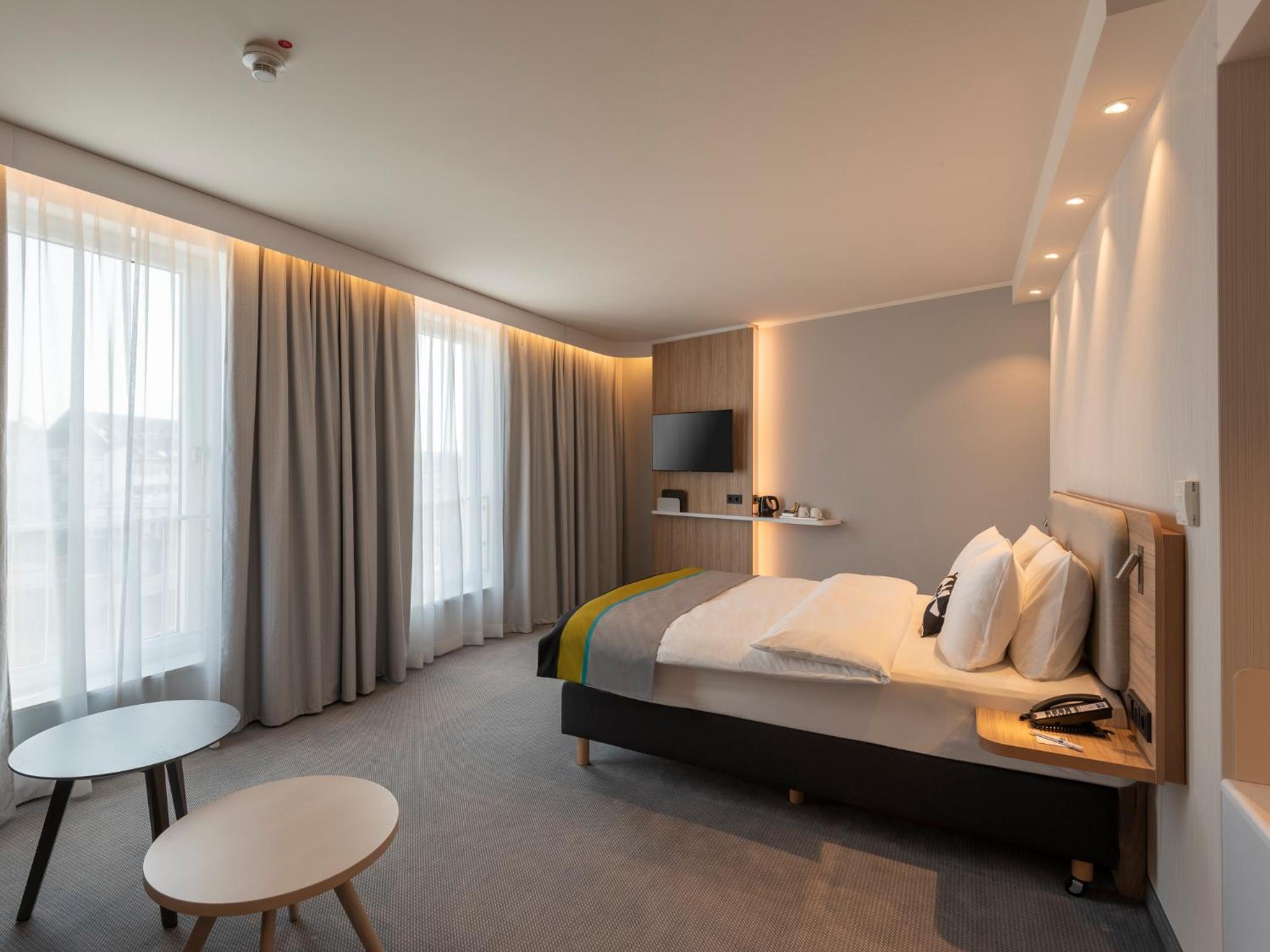 Standard Queen Room with Sofa - Photo 8