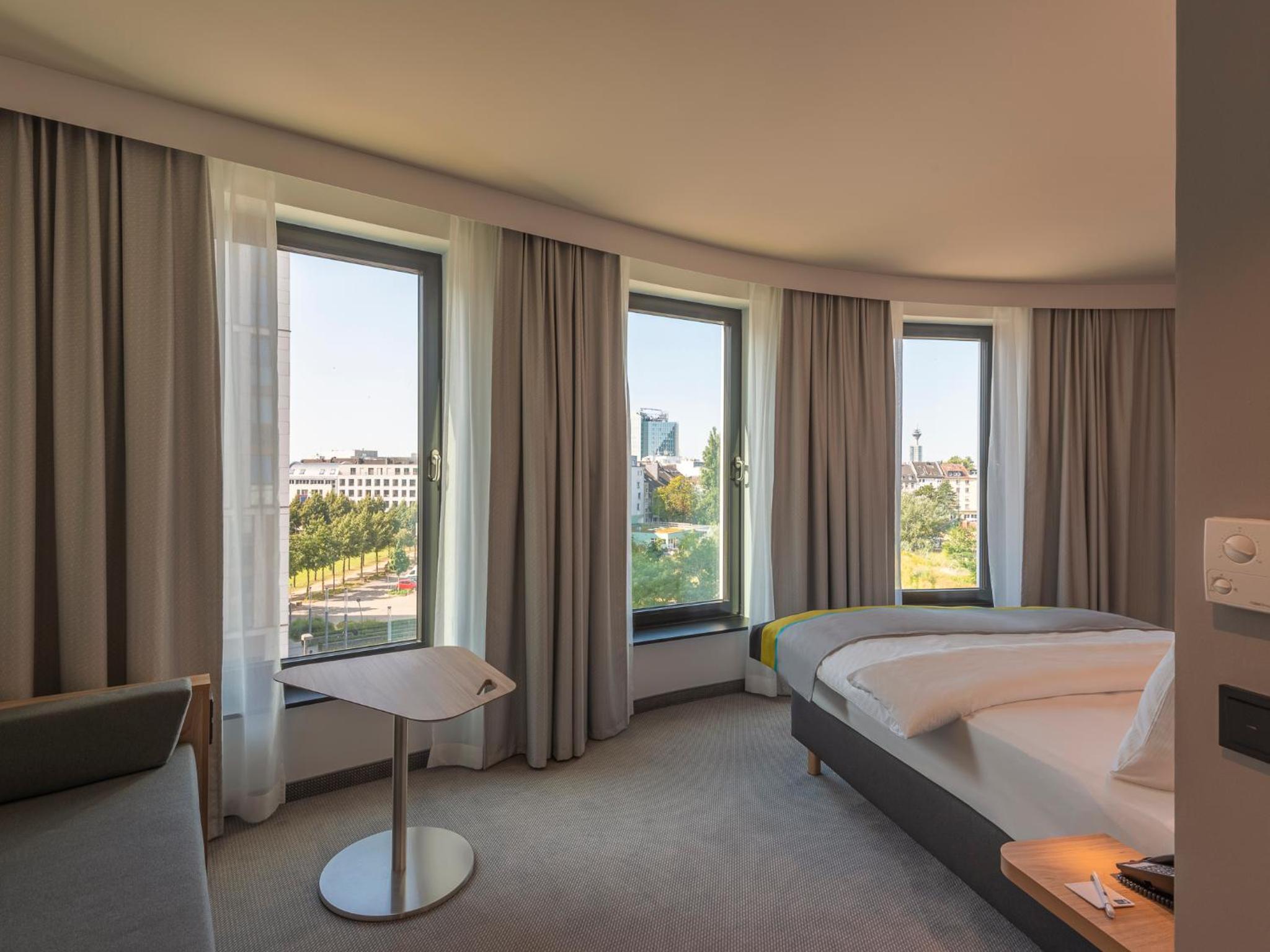 Standard Queen Room - Accessible - Photo 7