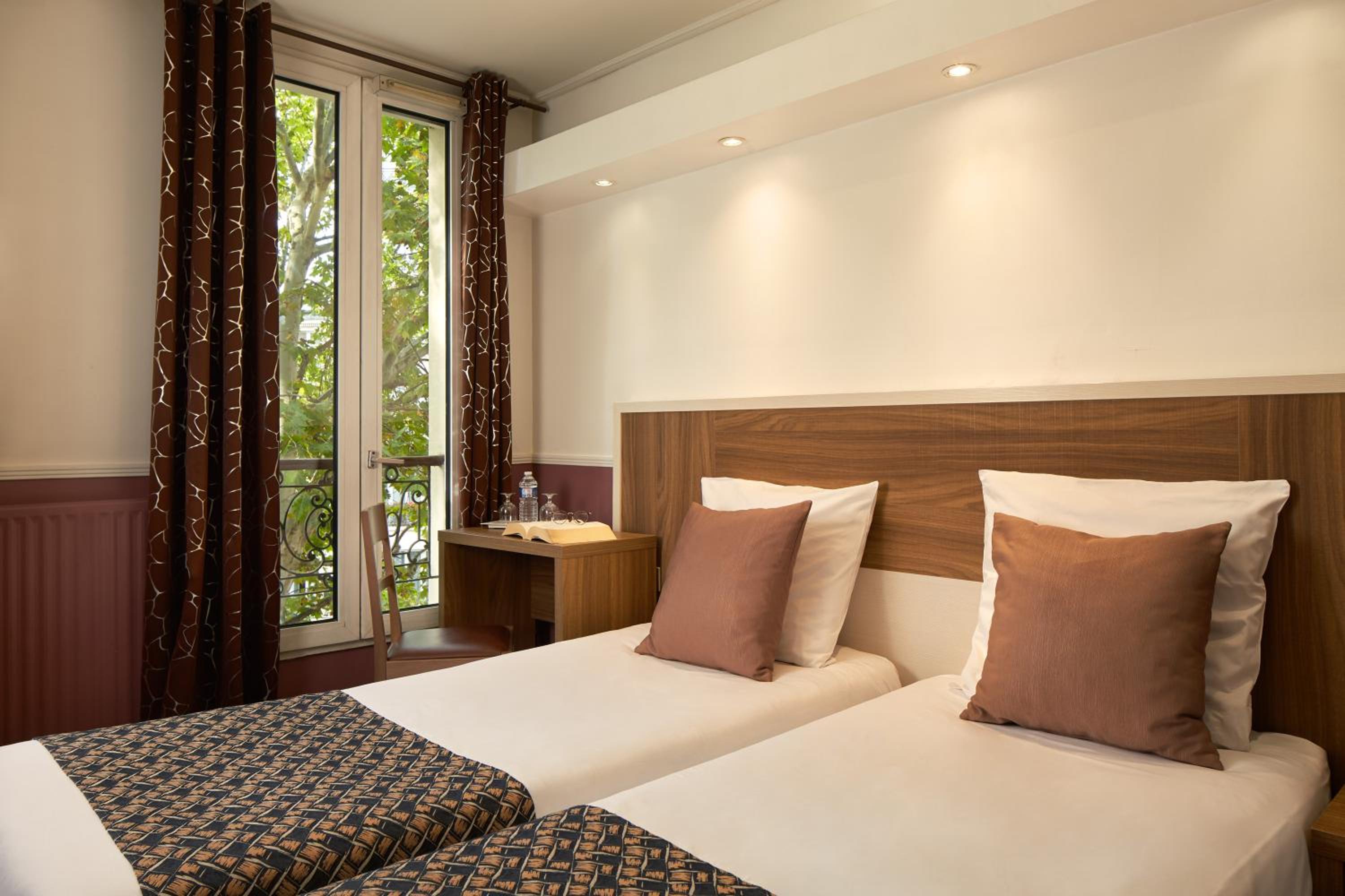 Standard Twin Room with Shower or Bath photo 2