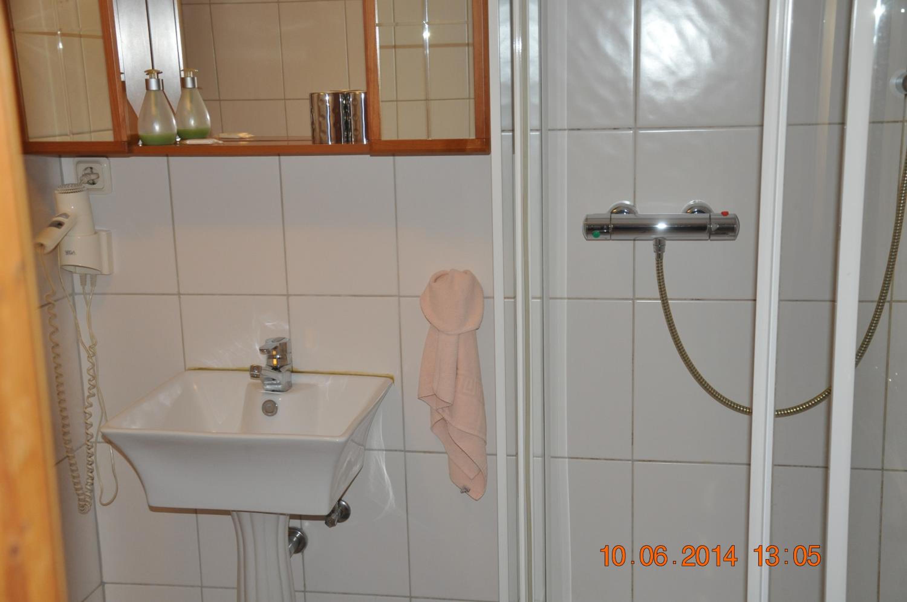 Budget Double Room - Photo 5