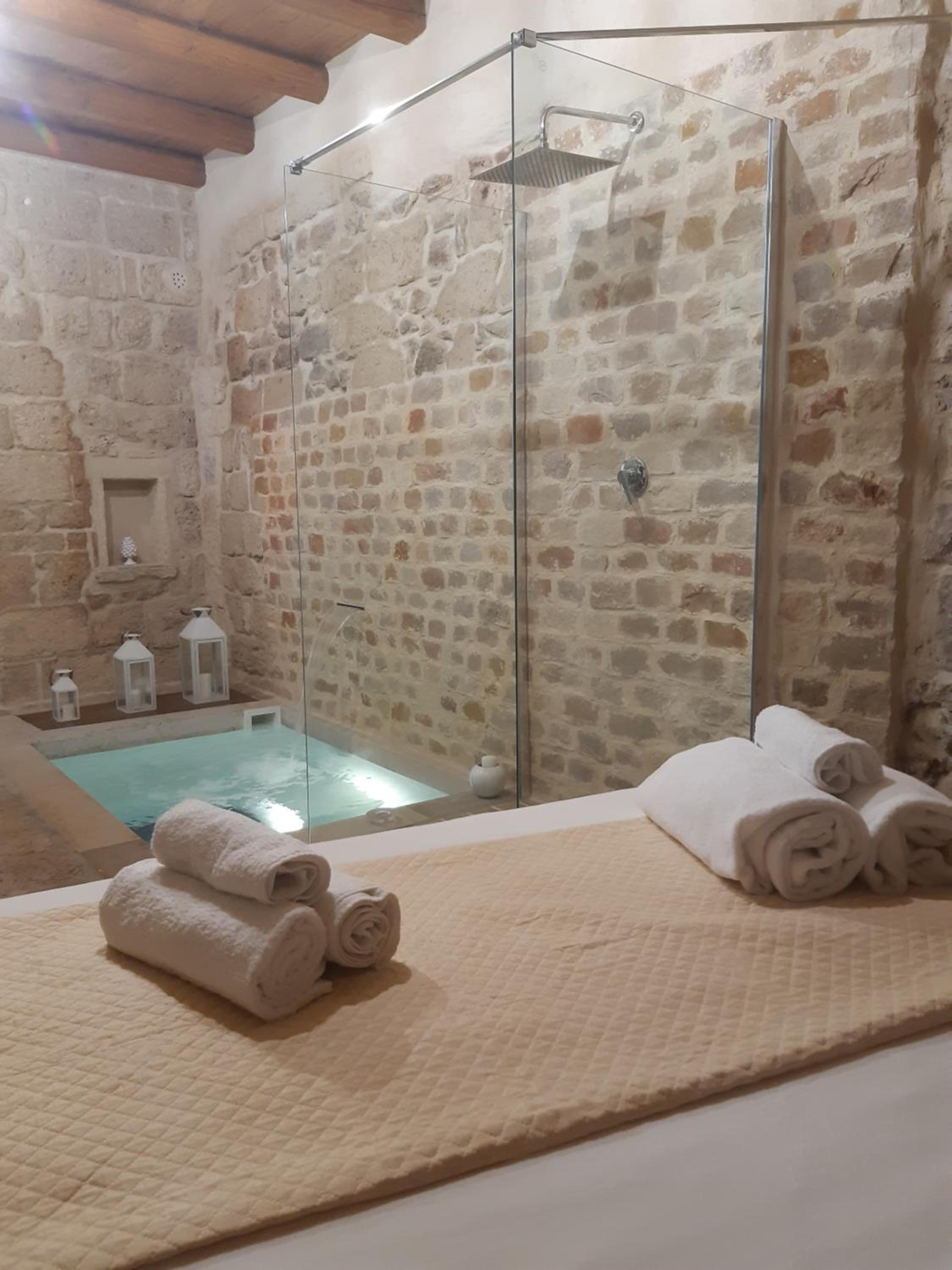 Suite with Private Pool - Photo 7