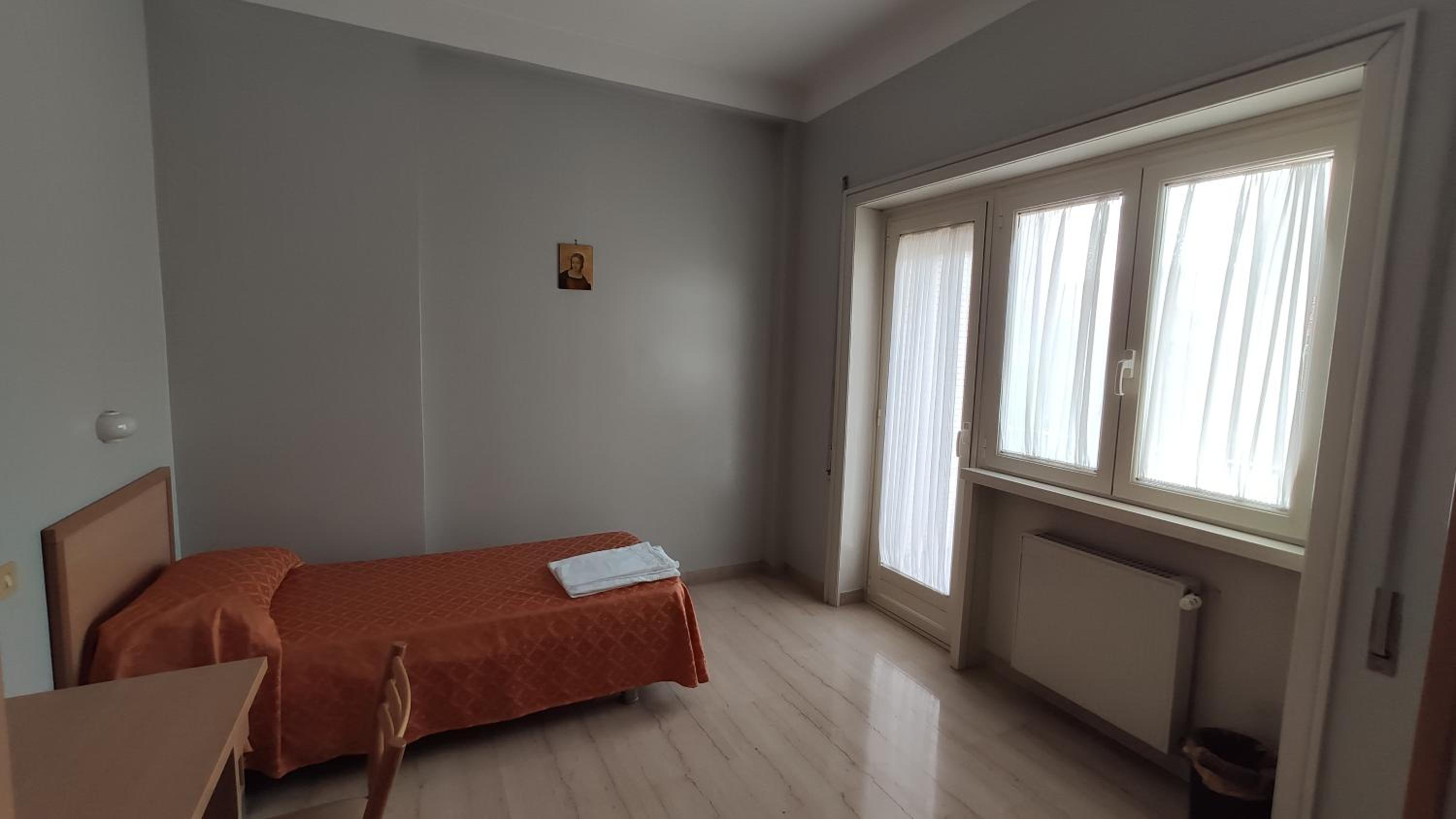 Single Room with Private Bathroom photo 3