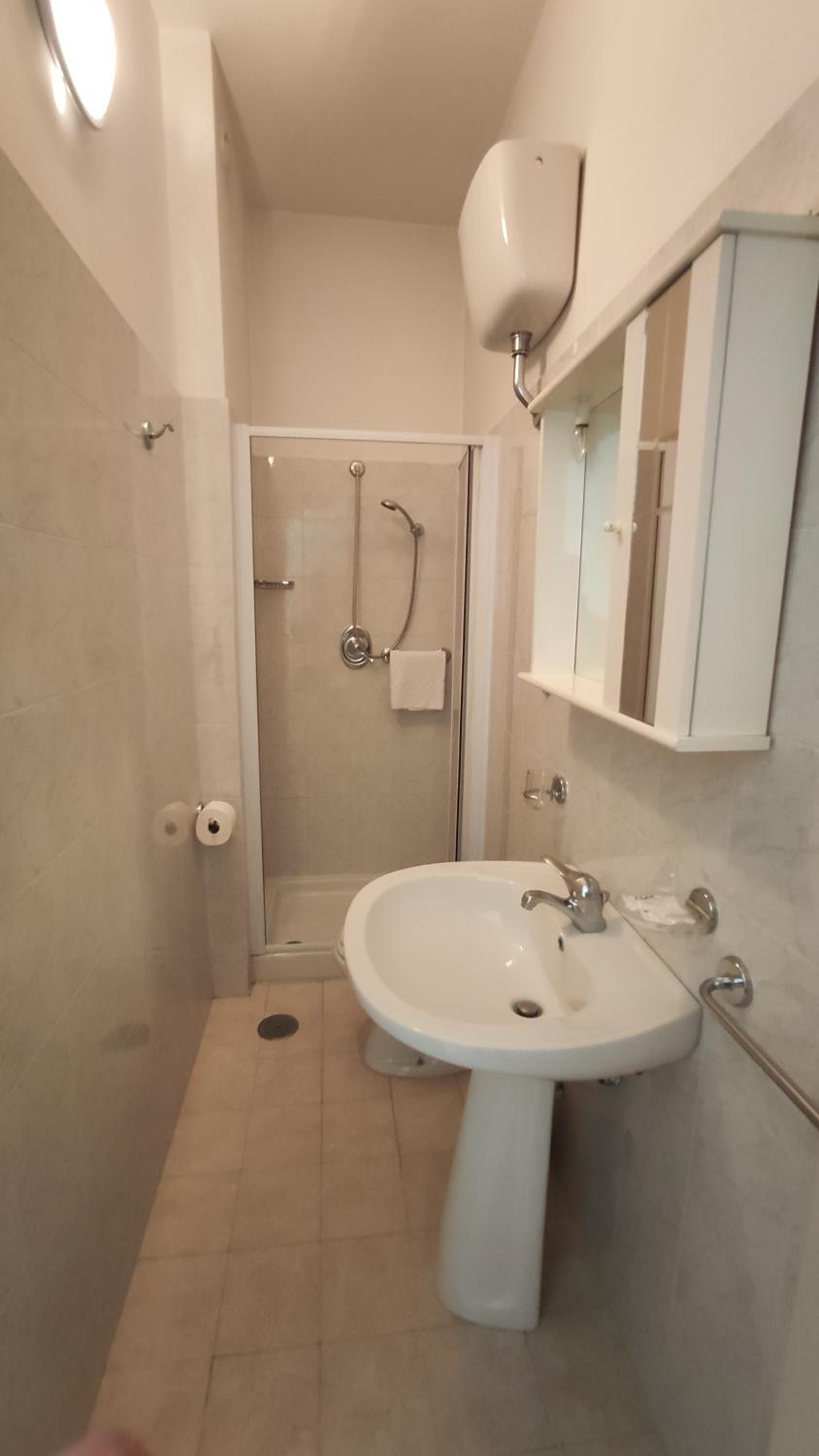 Twin Room with Private Bathroom photo 2
