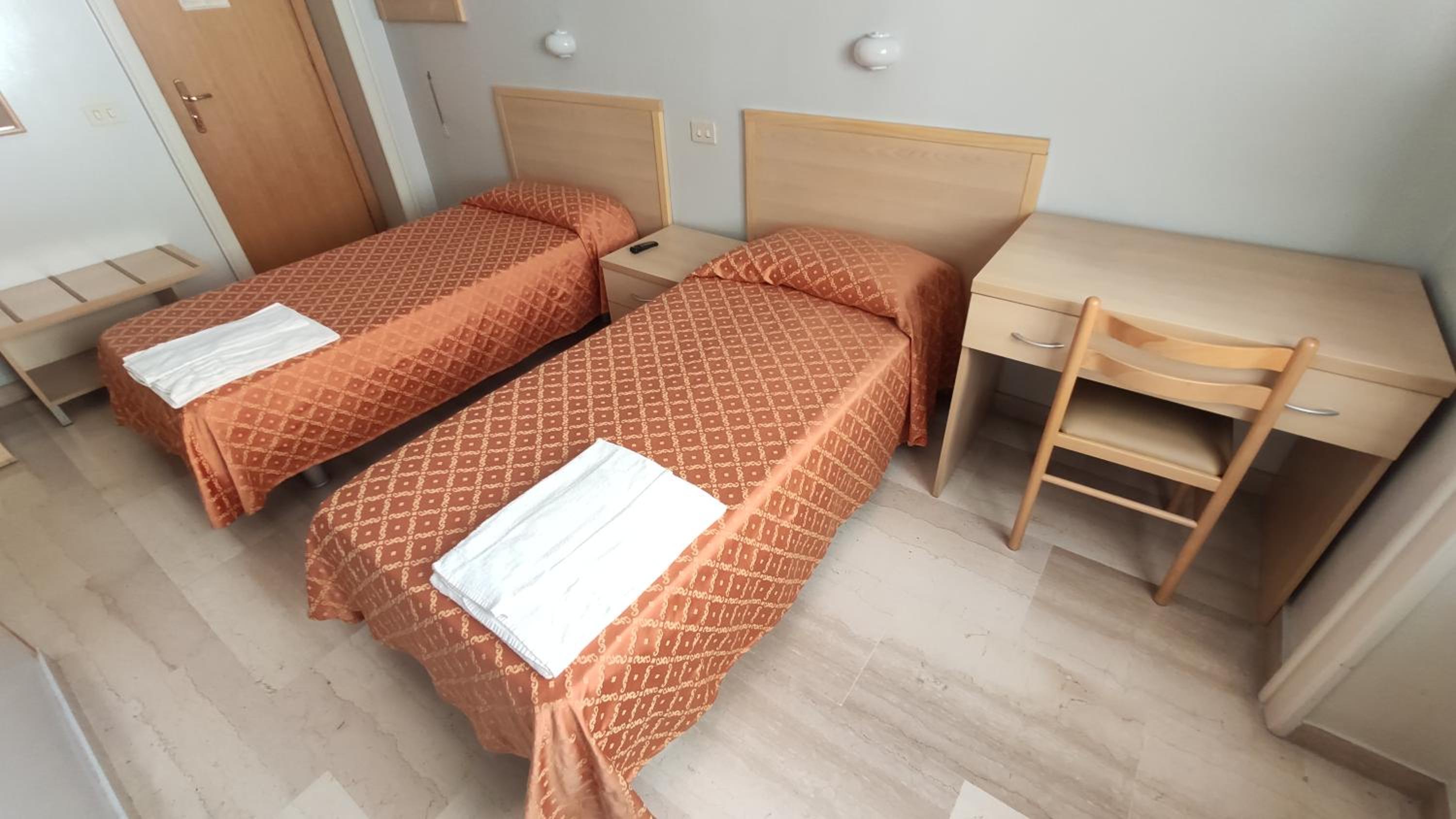 Twin Room with Private Bathroom photo 1