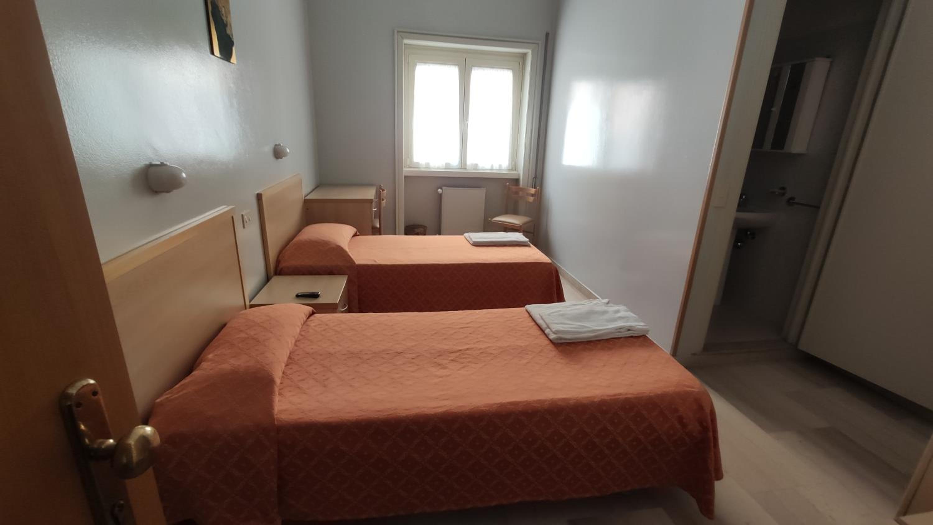 Twin Room with Private Bathroom photo 3