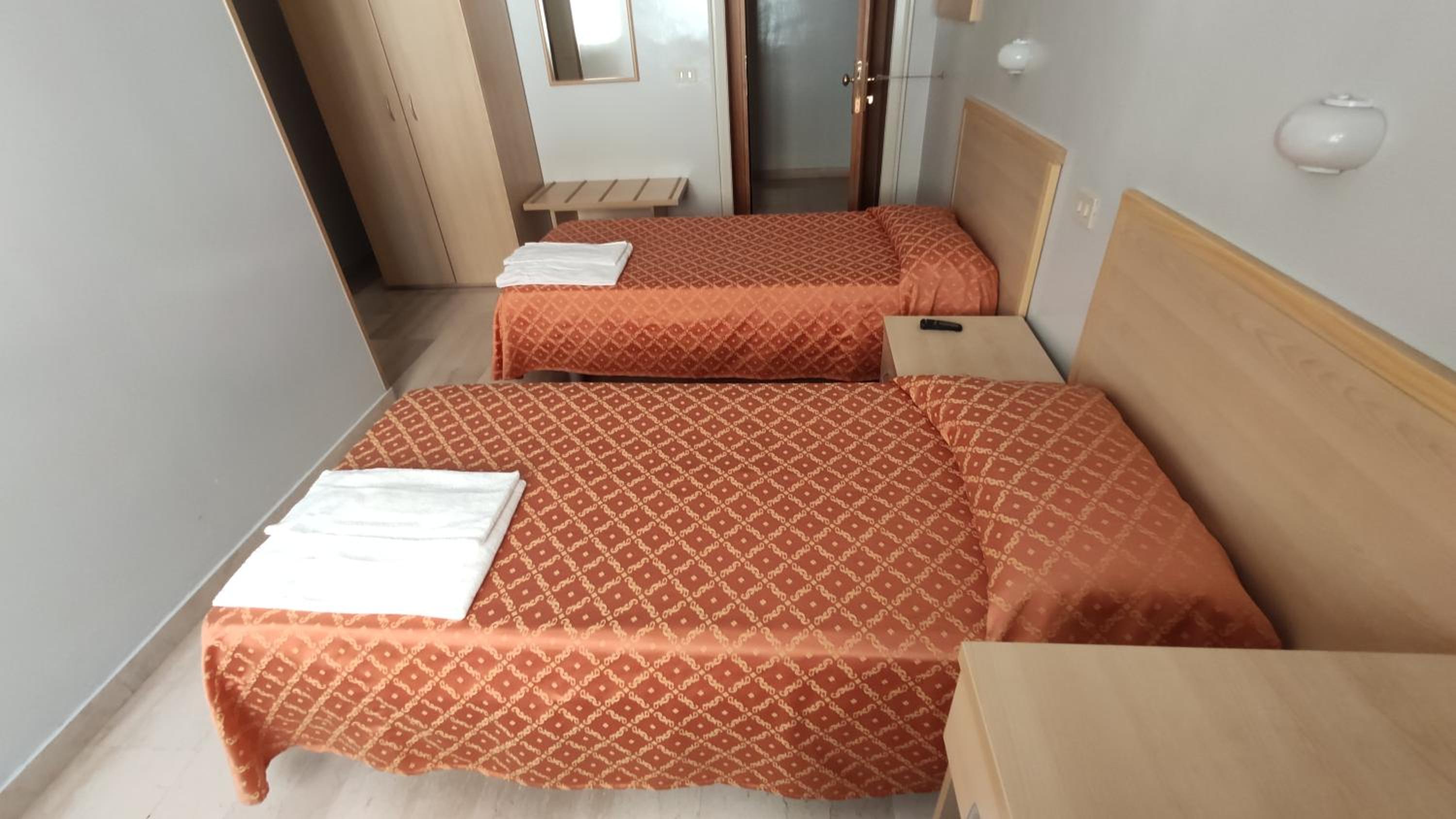 Twin Room with Private Bathroom photo 2