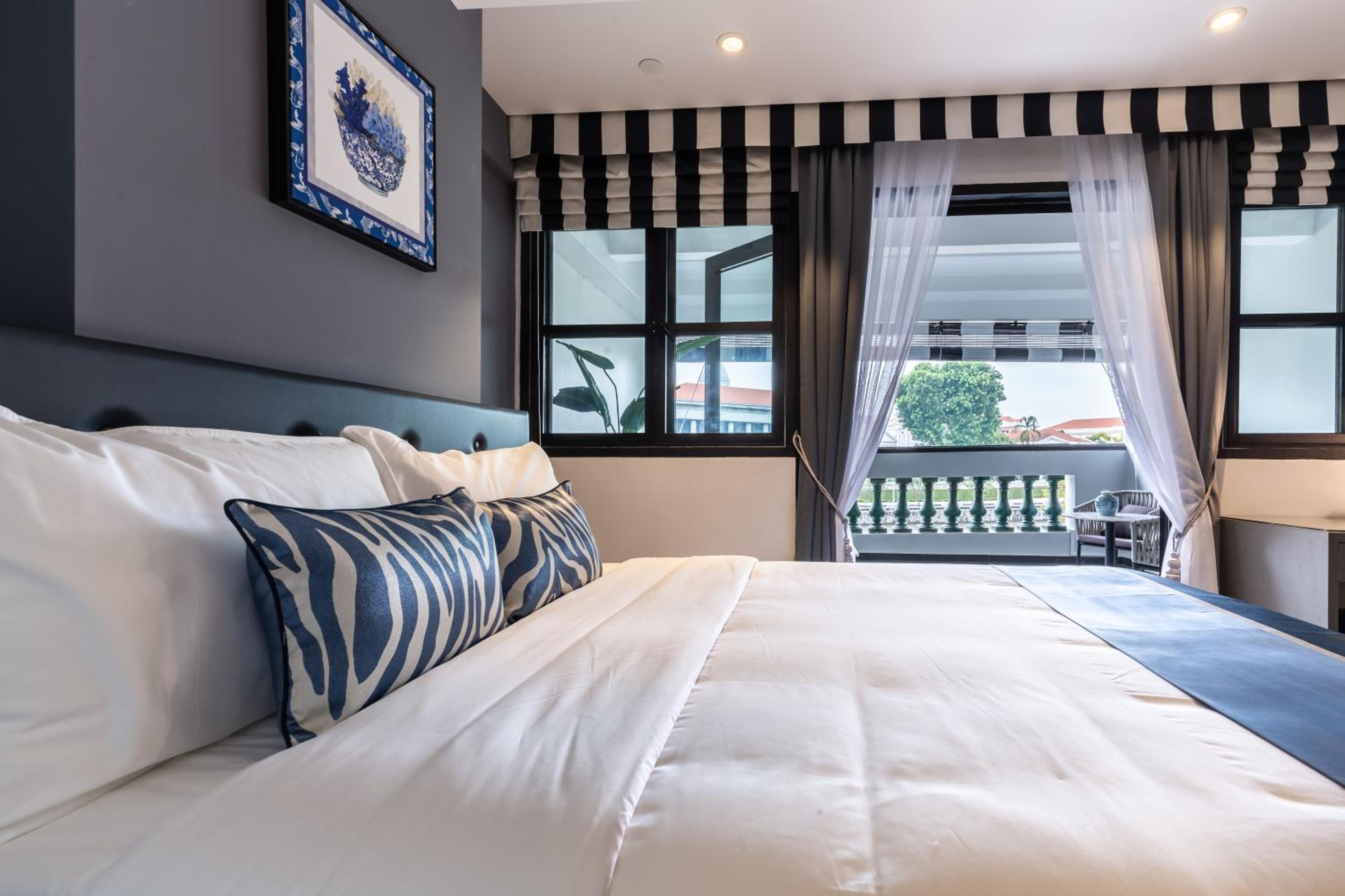 Stamford Studio (with Balcony and Iconic MBS View) photo 3