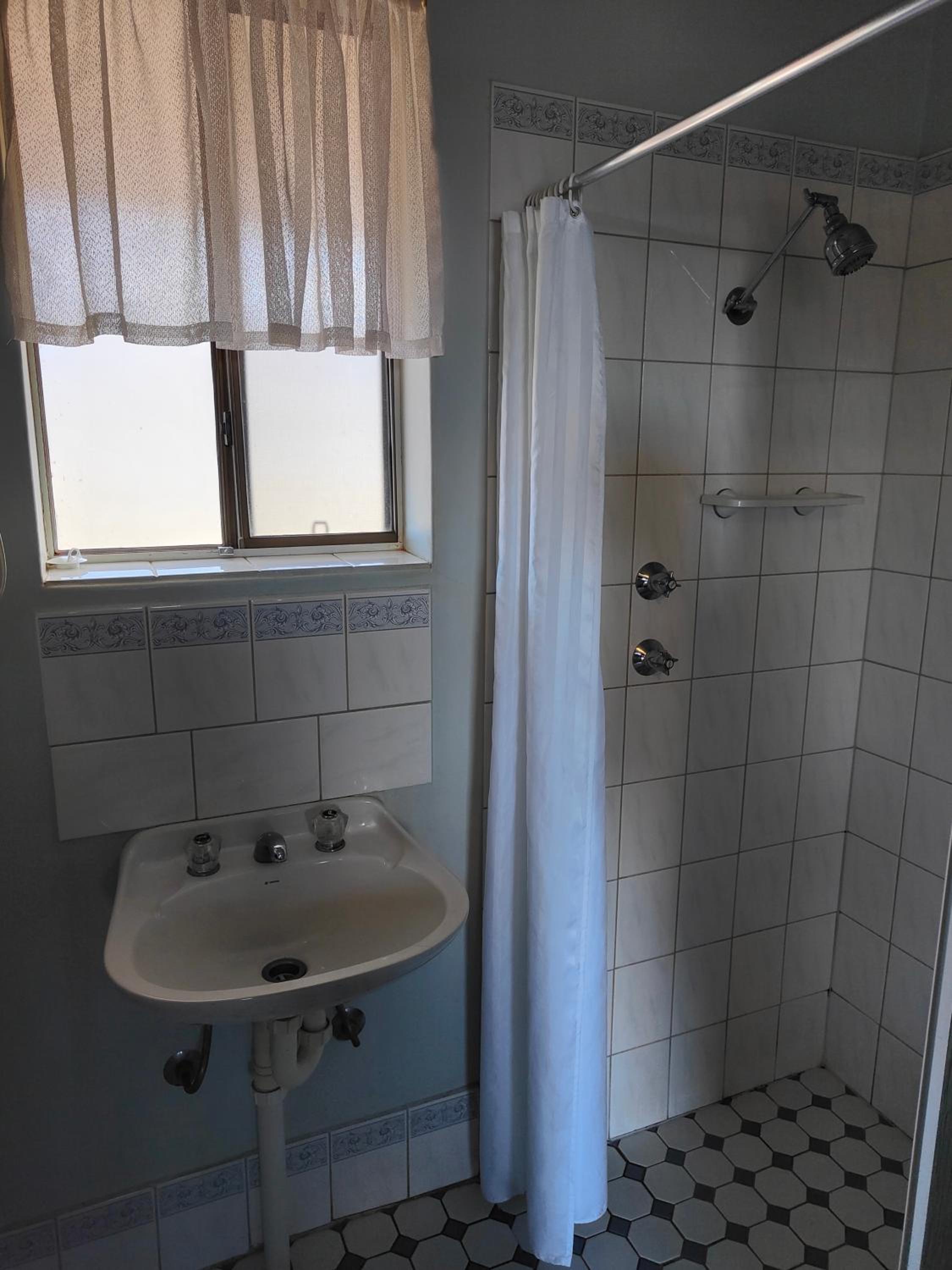 Deluxe Queen Room - Photo 6