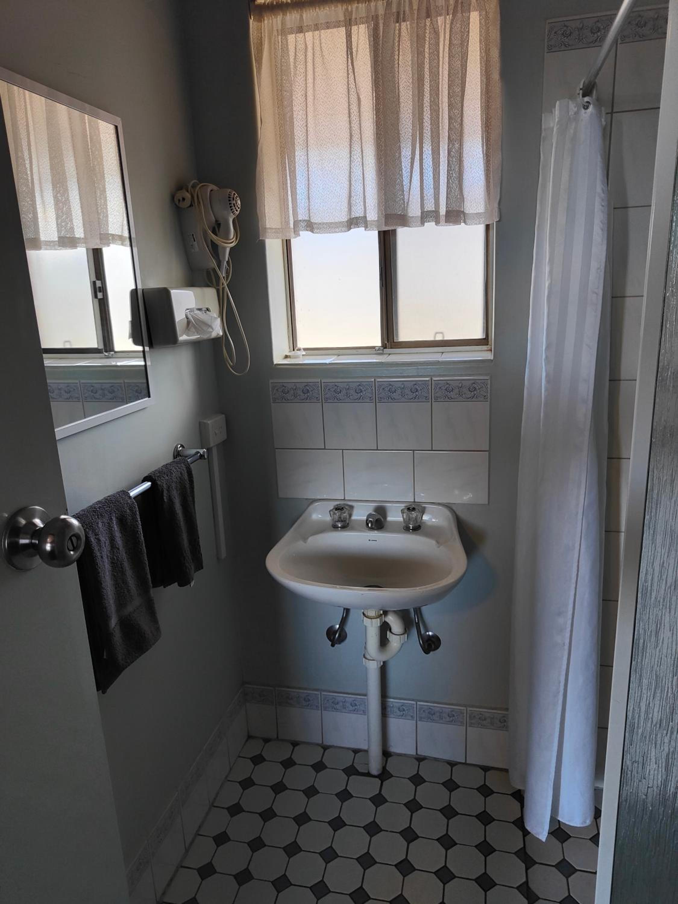 Deluxe Queen Room - Photo 7