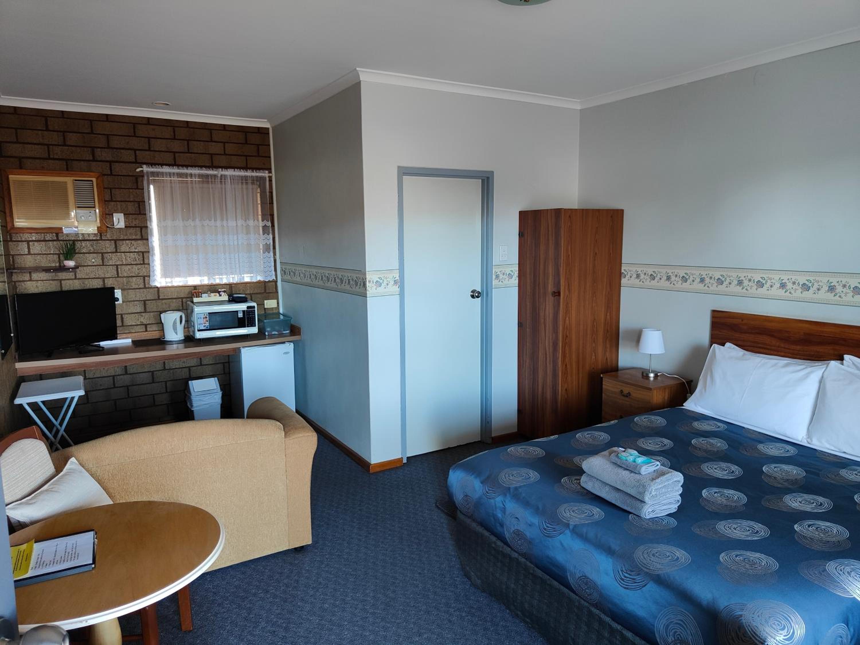 Deluxe Queen Room - Photo 13