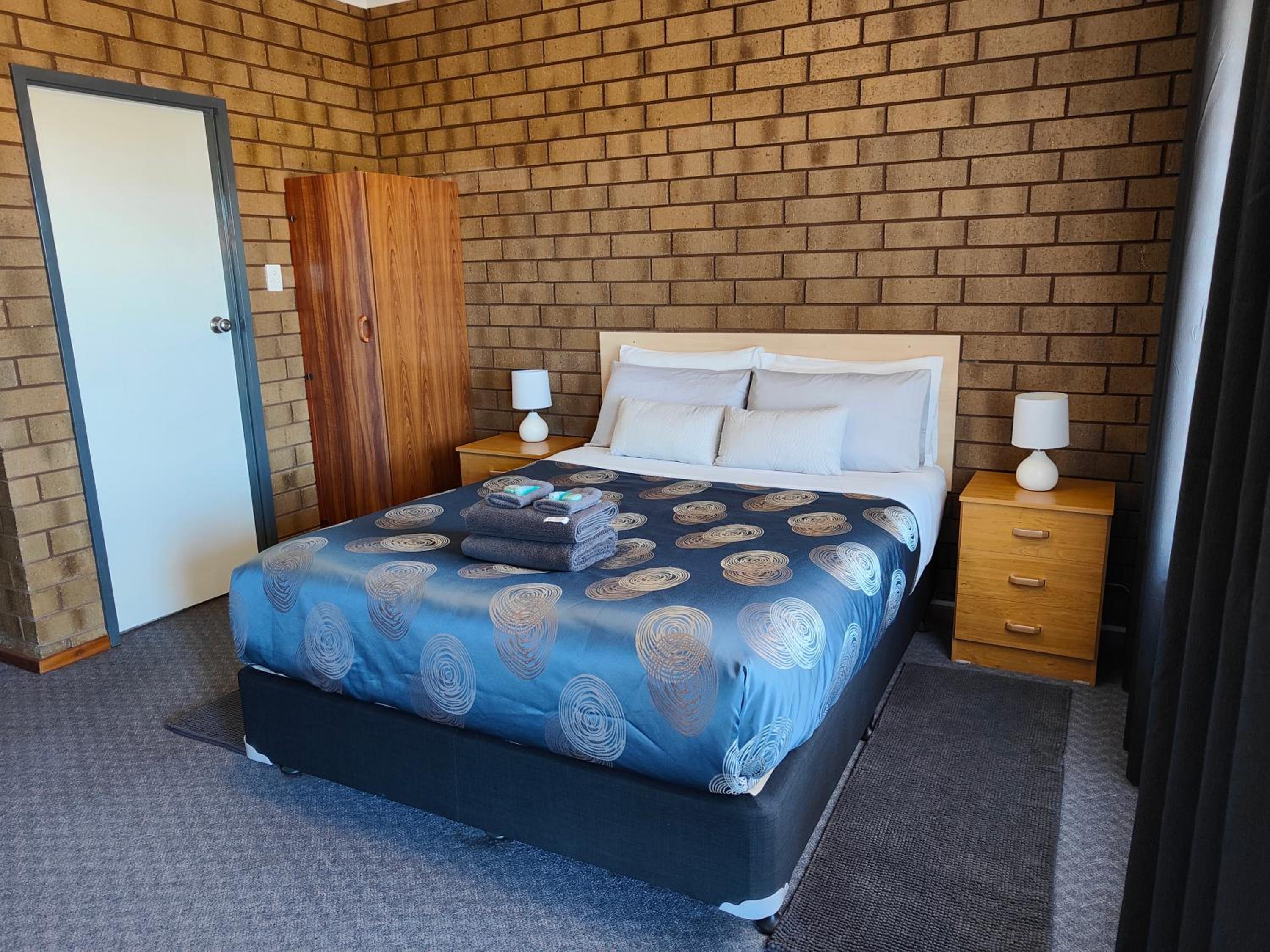 Deluxe Queen Room - Photo 10