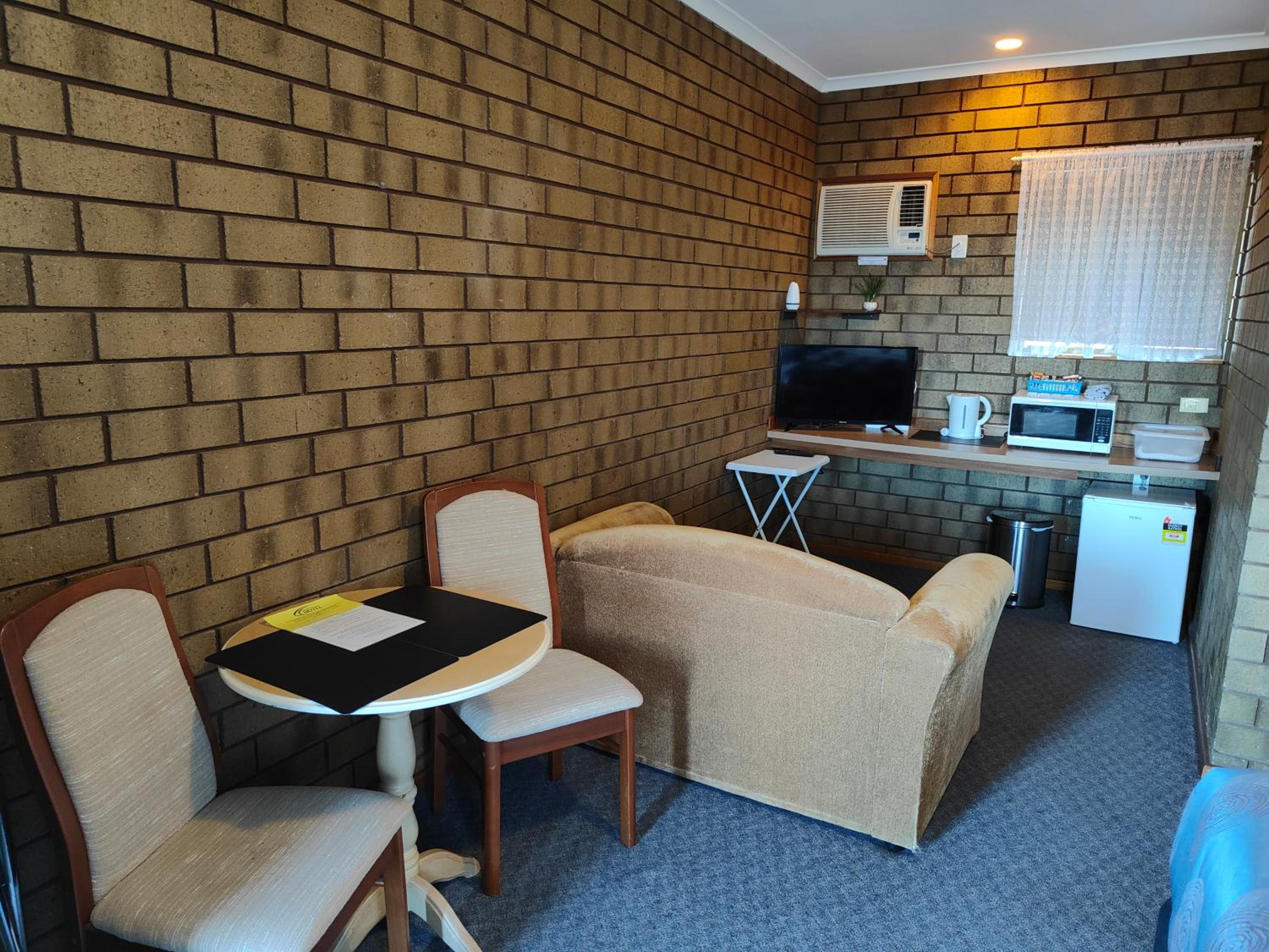 Deluxe Queen Room - Photo 12