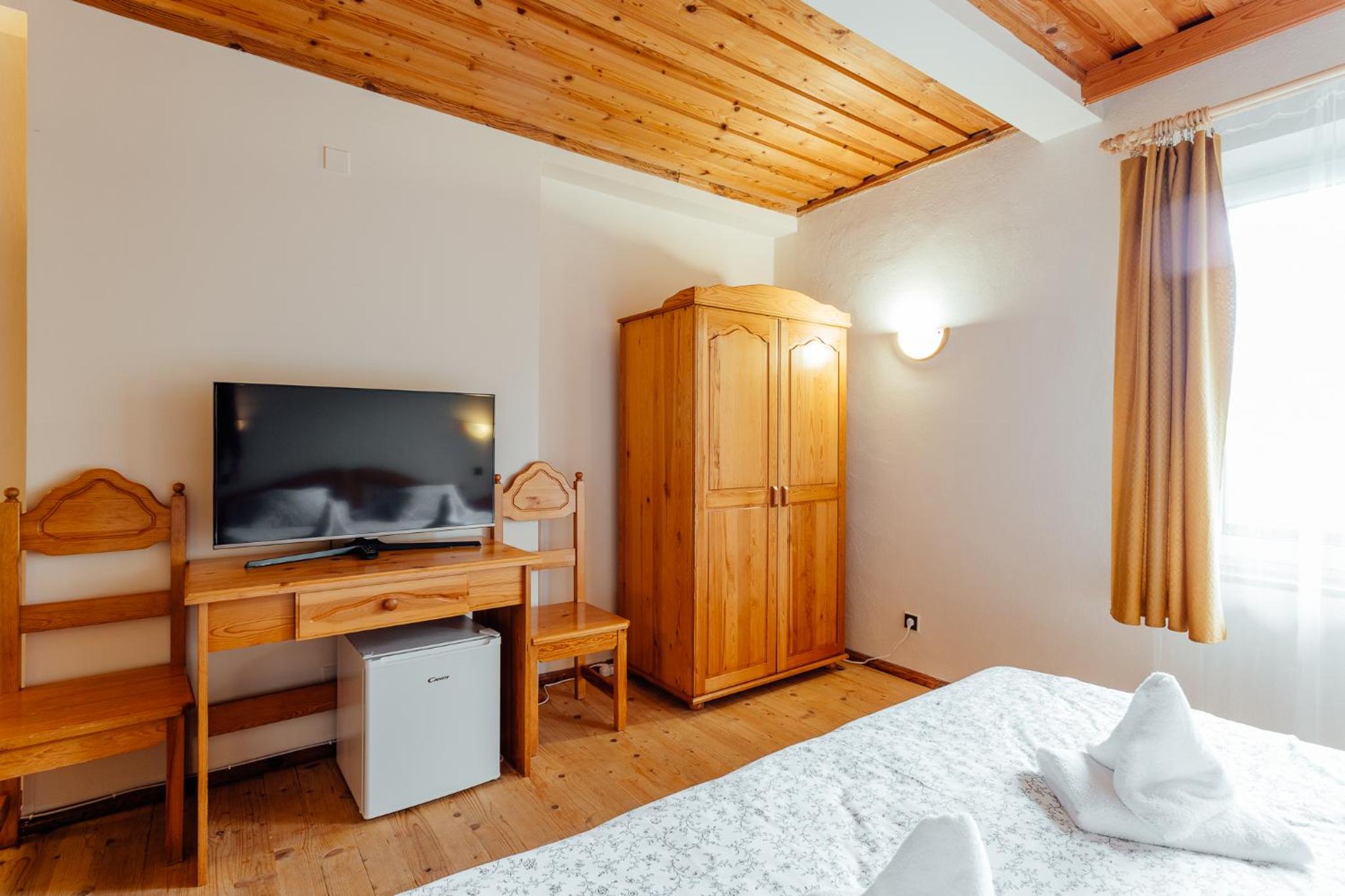 Double Room with Balcony - Photo 3