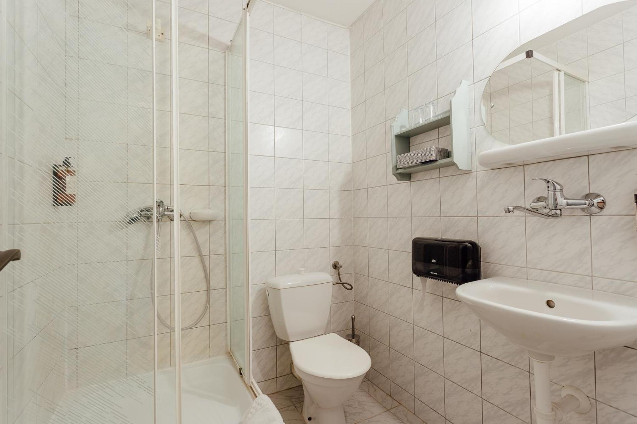 Double Room with Balcony - Photo 4