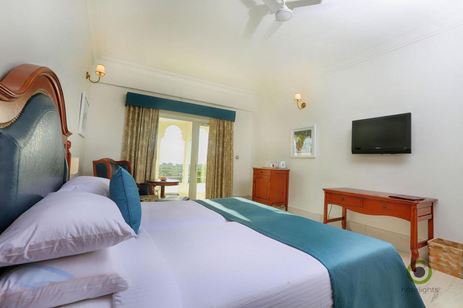 Double Room with Balcony: Early check in by 3 hrs till July'26 photo 2