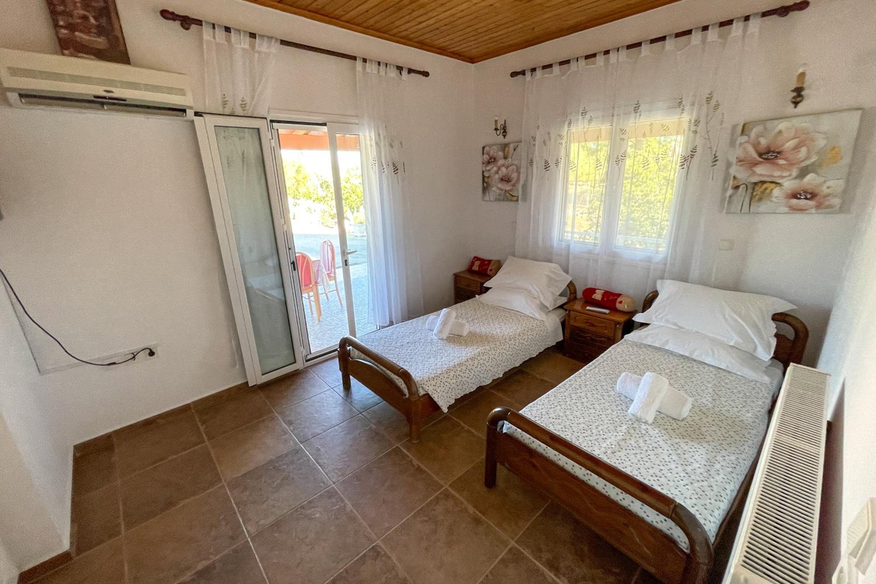 Two-Bedroom House - Photo 22