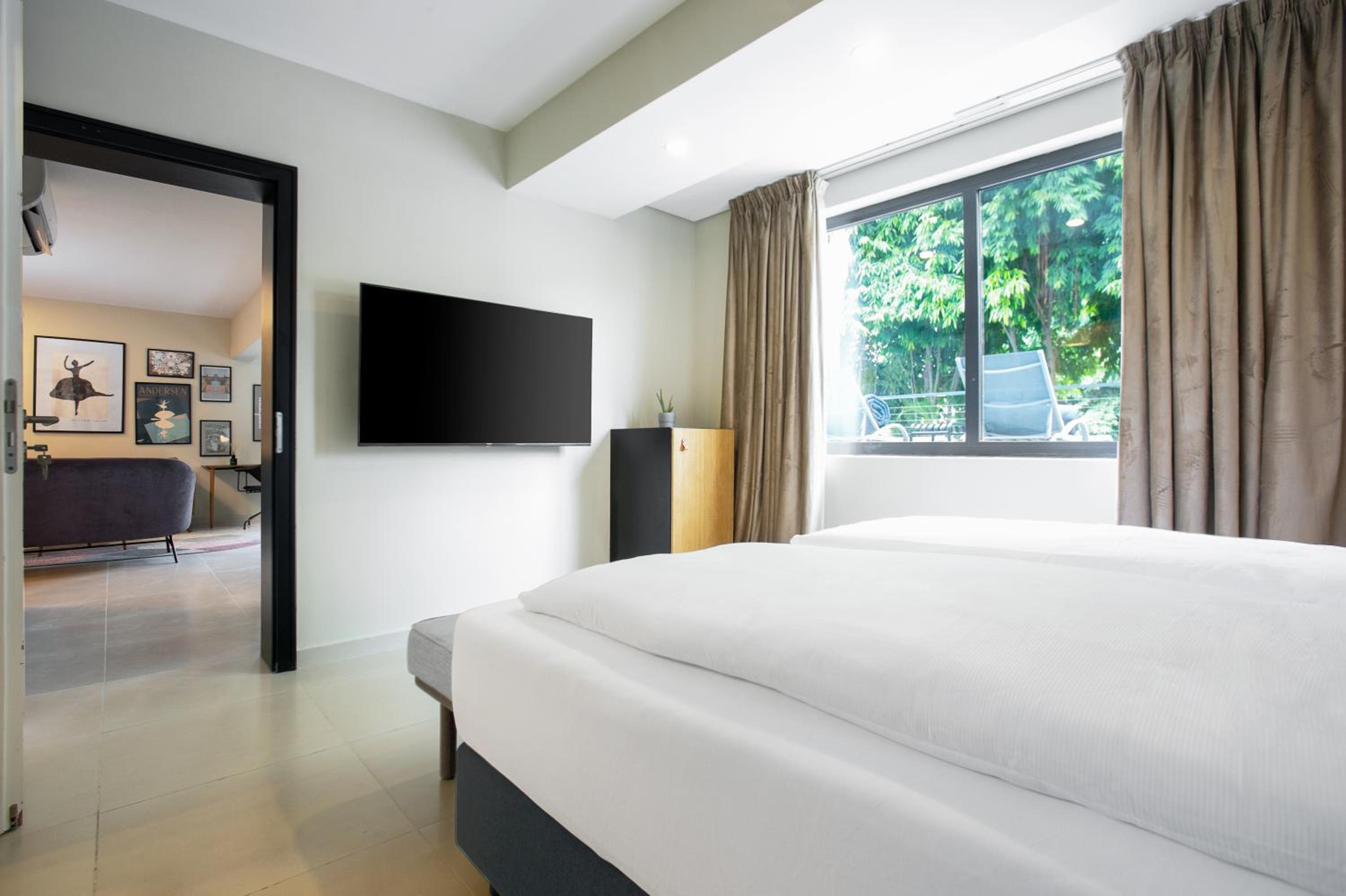Executive Suite - Photo 8