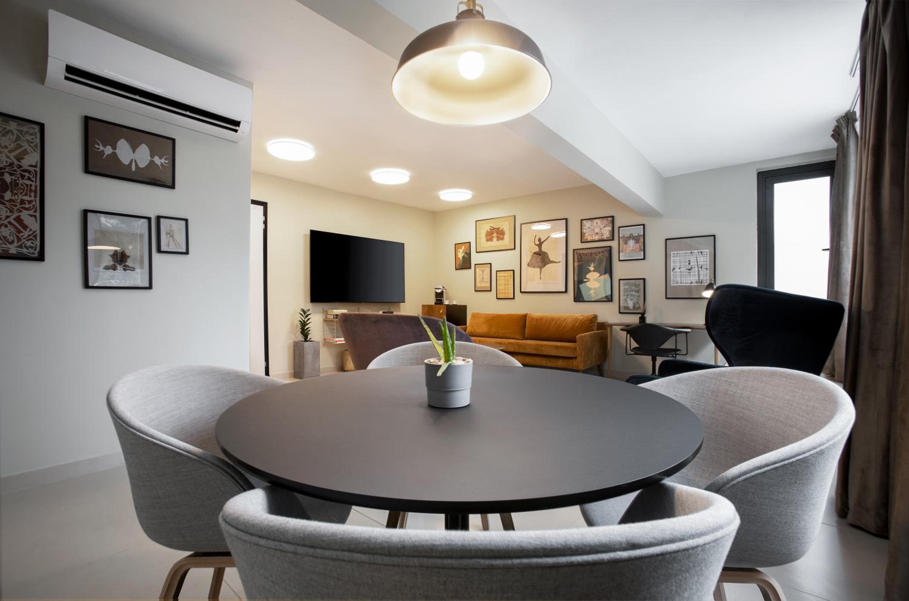 Executive Suite - Photo 4