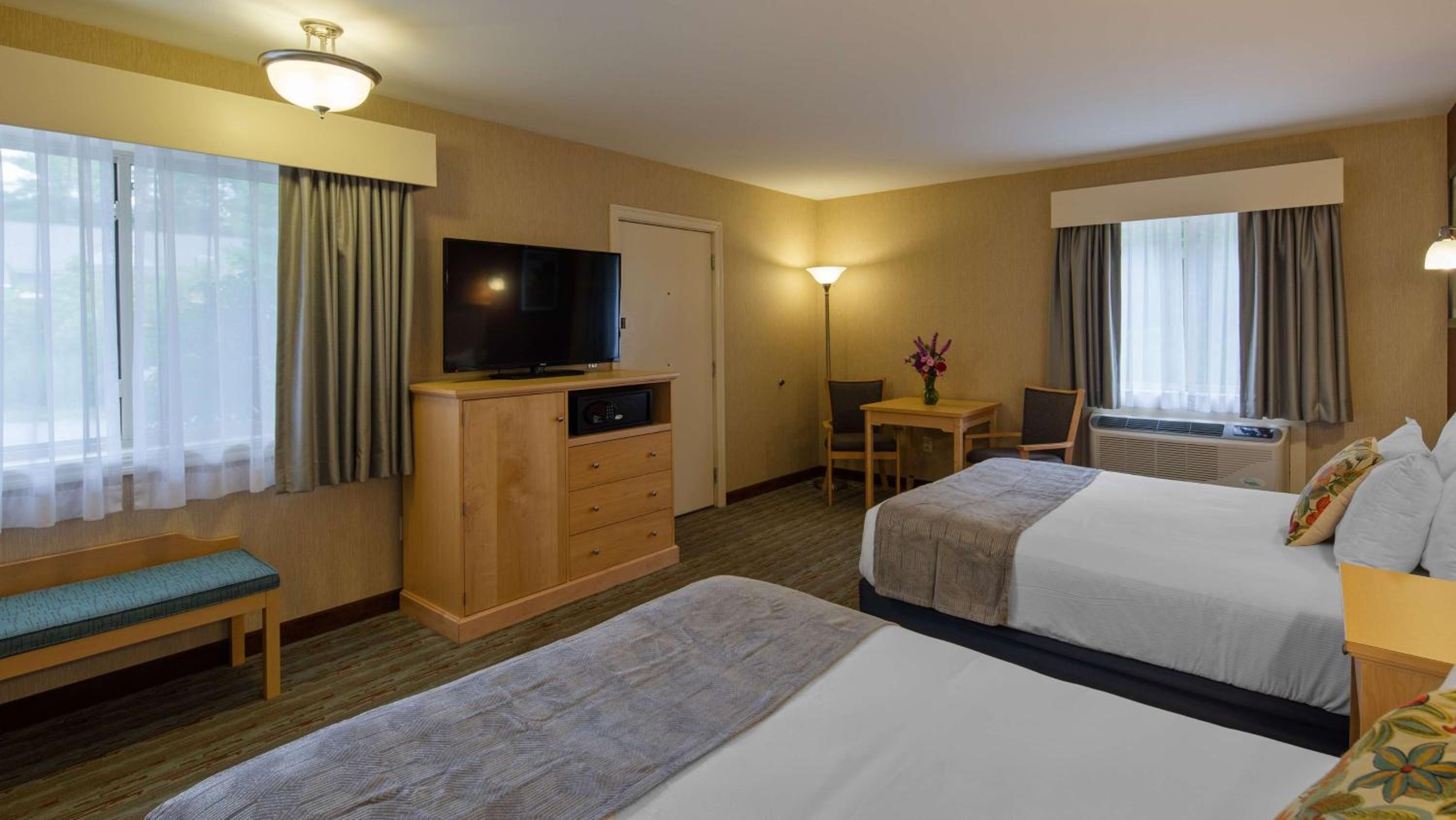 Queen Room with Two Queen Beds - Pet Friendly/Non-Smoking photo 2